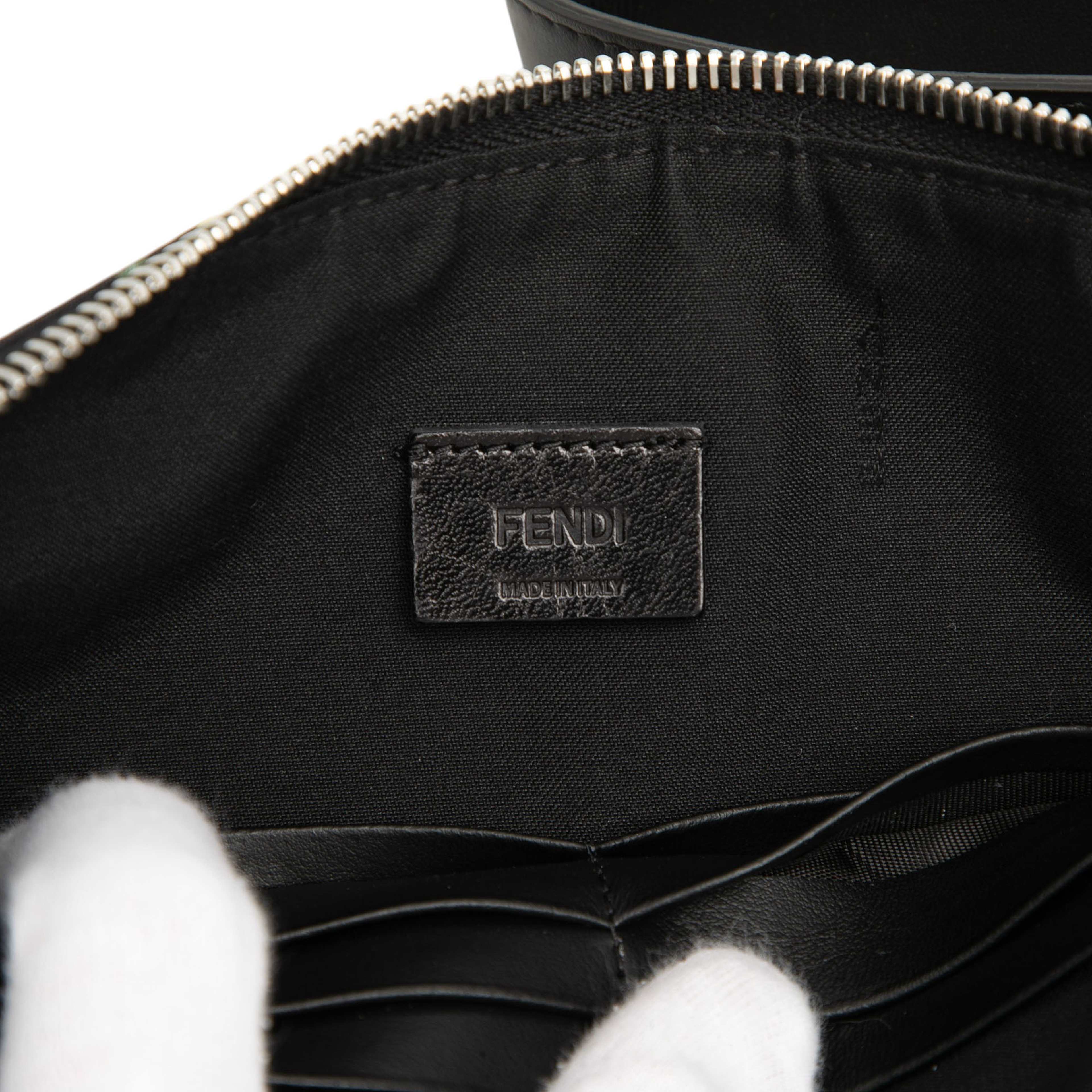 Fendi Ff 1974 Nylon Camouflage Wristlet Pouch, från Luxclusif, i färgen black. Klicka för att öppna bilden i stort format