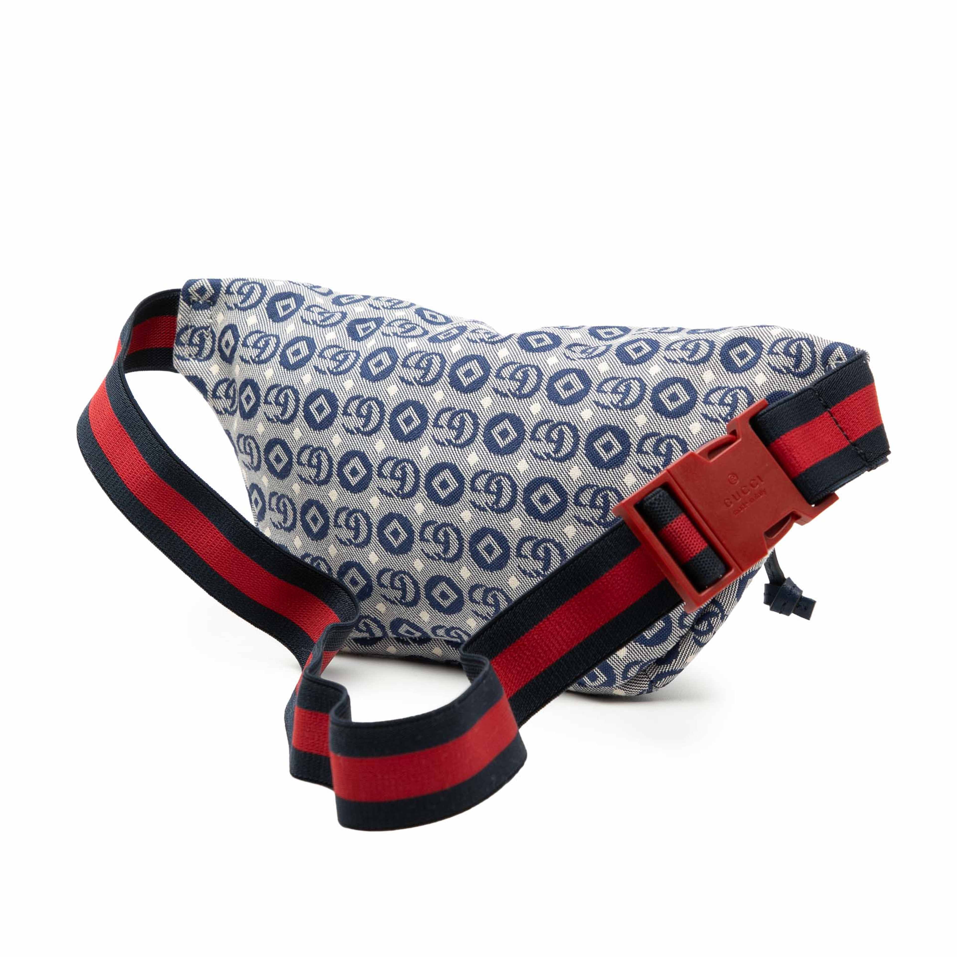 Gucci Kids Gg Canvas Stars Web Belt Bag, från Luxclusif, i färgen blue. Klicka för att öppna bilden i stort format