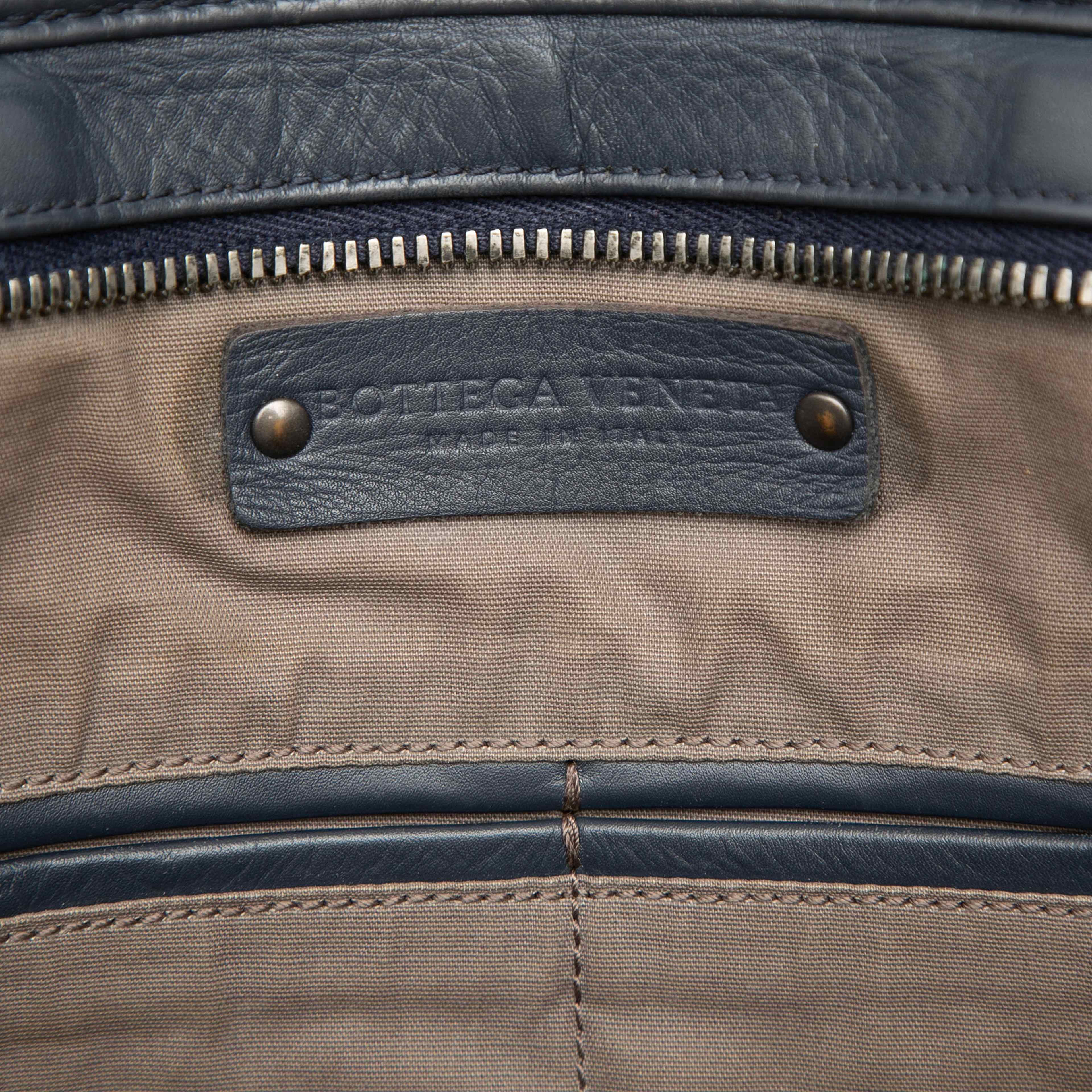 Bottega Veneta Nappa Intrecciato Business Bag, från Luxclusif, i färgen navy. Klicka för att öppna bilden i stort format
