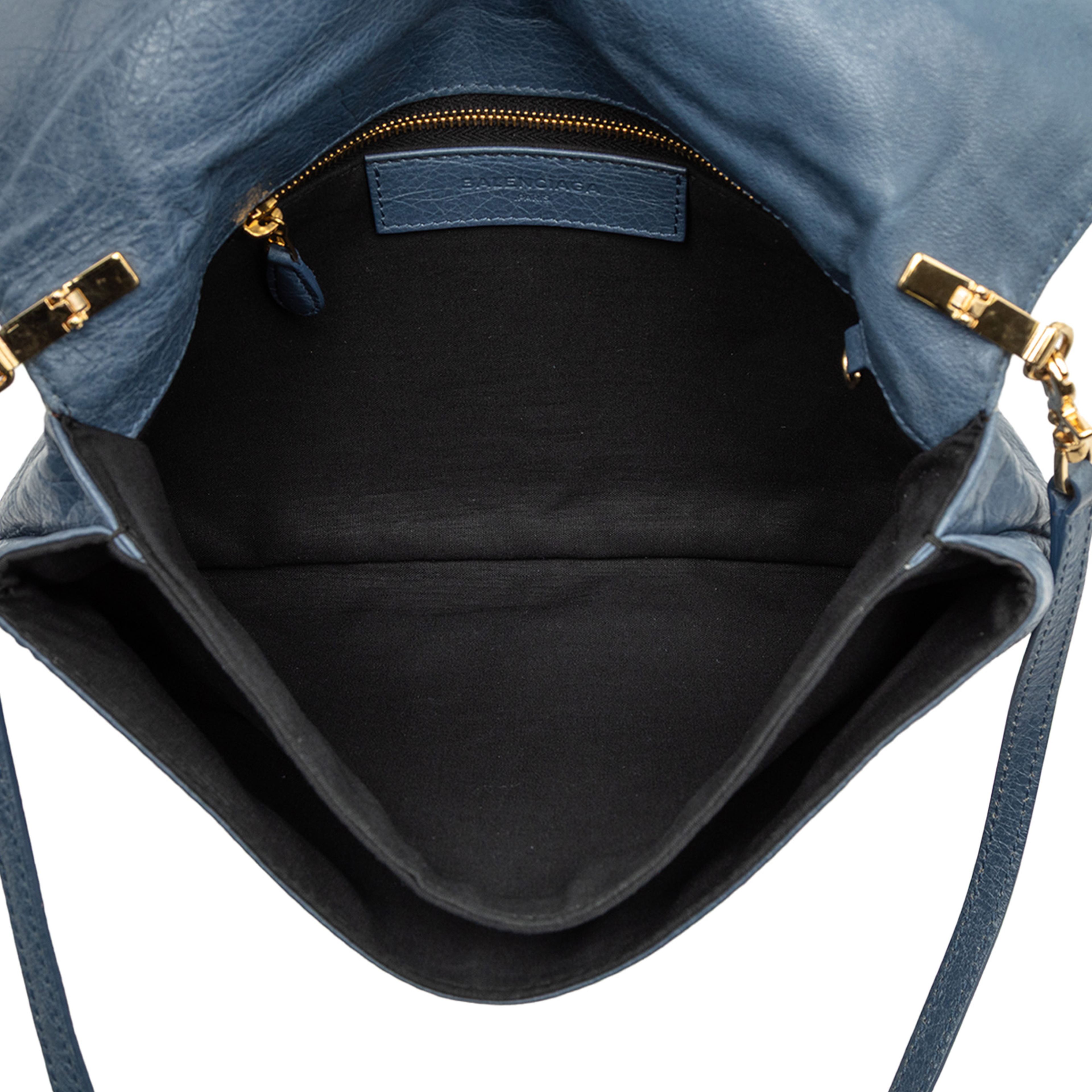 Balenciaga Lambskin Motocross Giant 12 Envelope Clutch With Strap, från Luxclusif, i färgen blue. Klicka för att öppna bilden i stort format