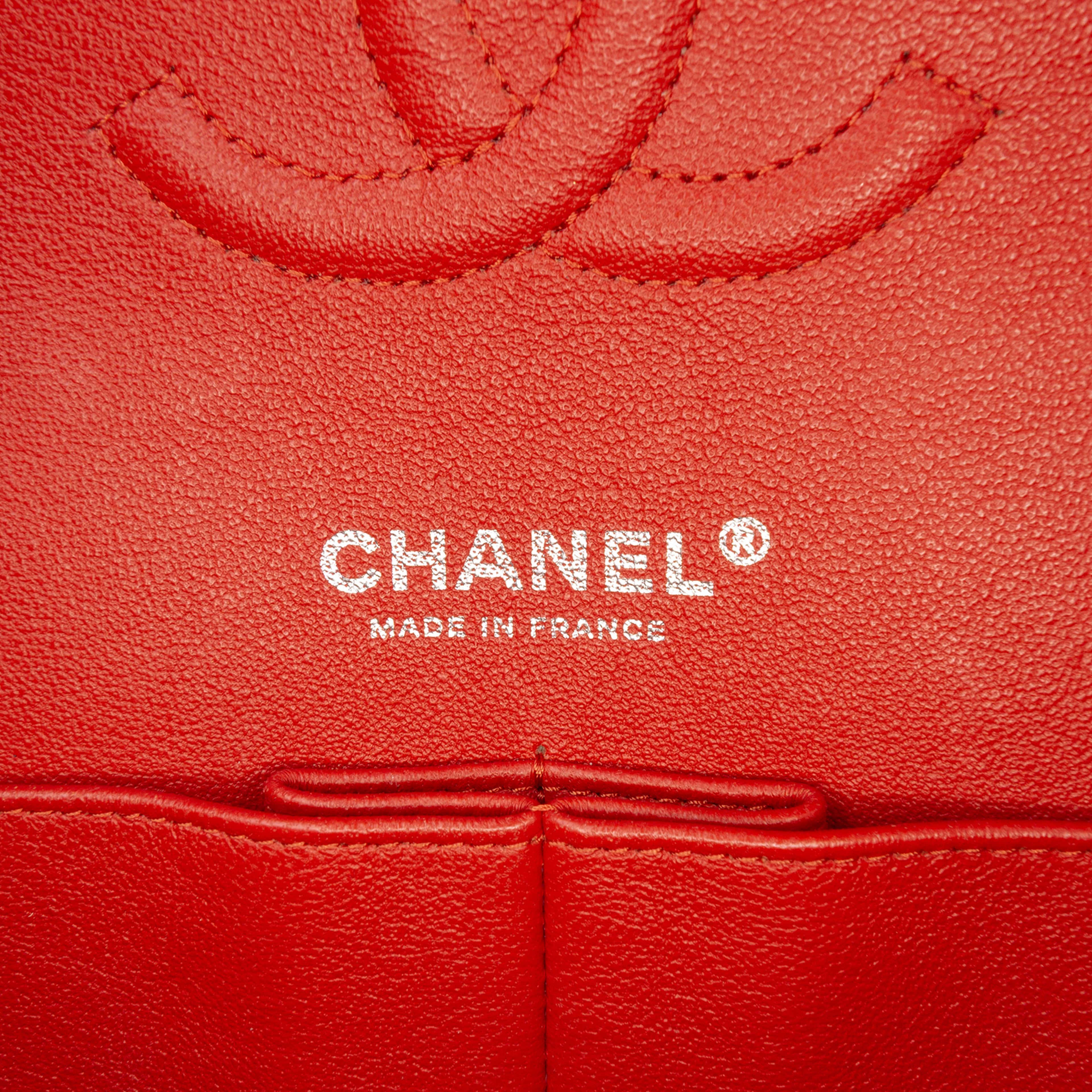 Chanel Medium Classic Lambskin Double Flap, från Luxclusif, i färgen red orange. Klicka för att öppna bilden i stort format