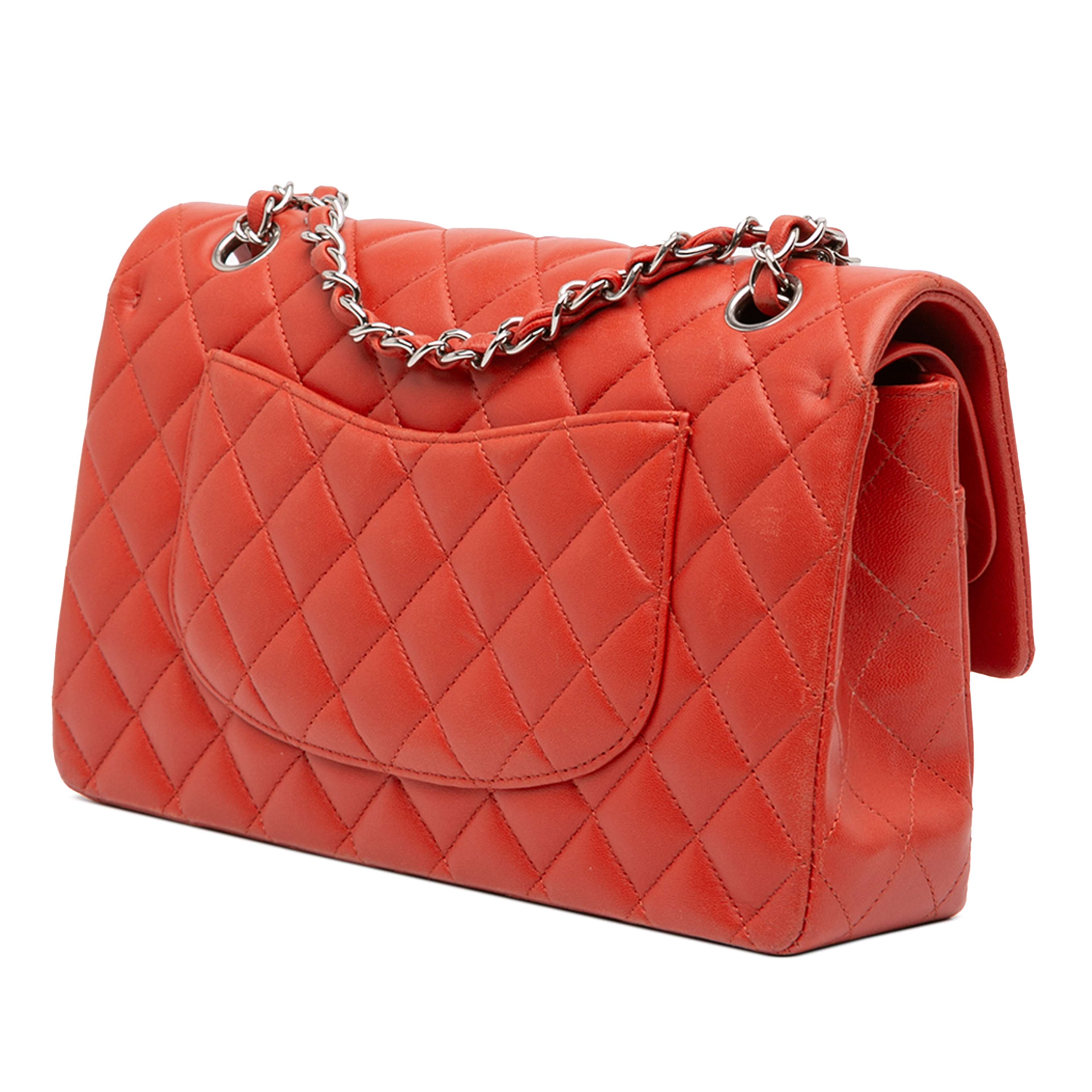 Chanel Medium Classic Lambskin Double Flap, från Luxclusif, i färgen red orange. Klicka för att öppna bilden i stort format