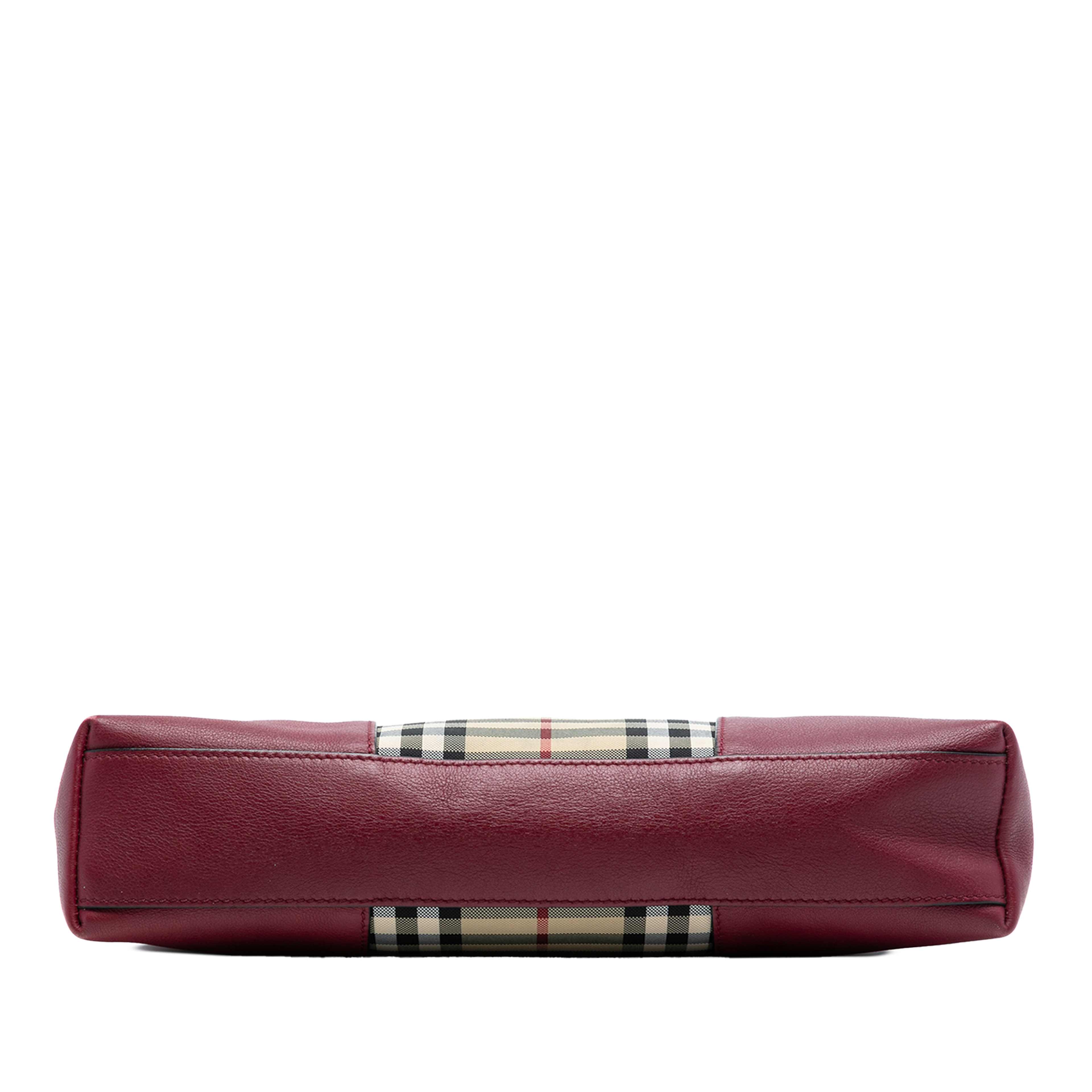 Burberry Haymarket Check Coated Canvas Chichester Crossbody, från Luxclusif, i färgen beige. Klicka för att öppna bilden i stort format