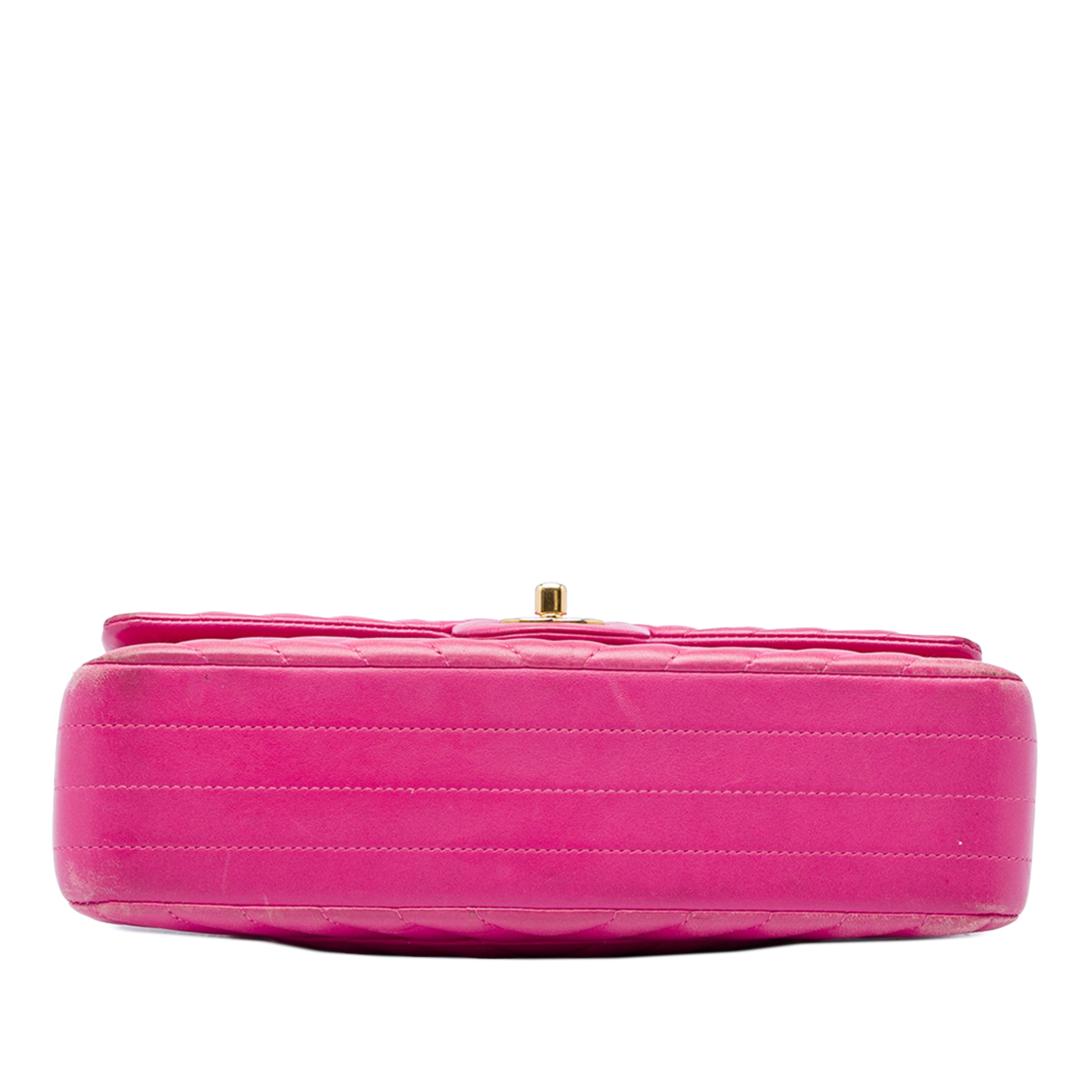 Chanel Medium Classic Chevron Lambskin Double Flap, från Luxclusif, i färgen rosa. Klicka för att öppna bilden i stort format