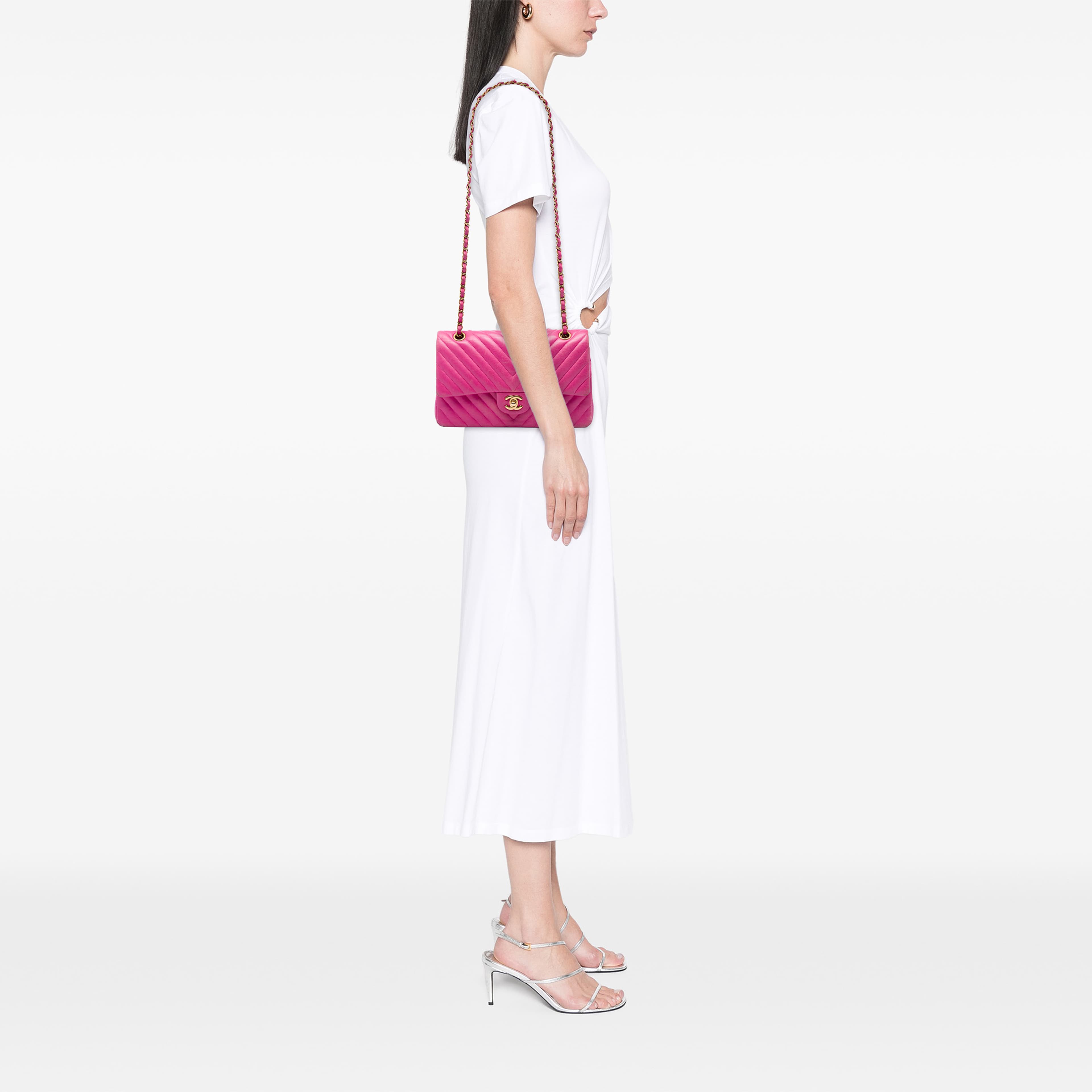 Chanel Medium Classic Chevron Lambskin Double Flap, från Luxclusif, i färgen rosa. Klicka för att öppna bilden i stort format