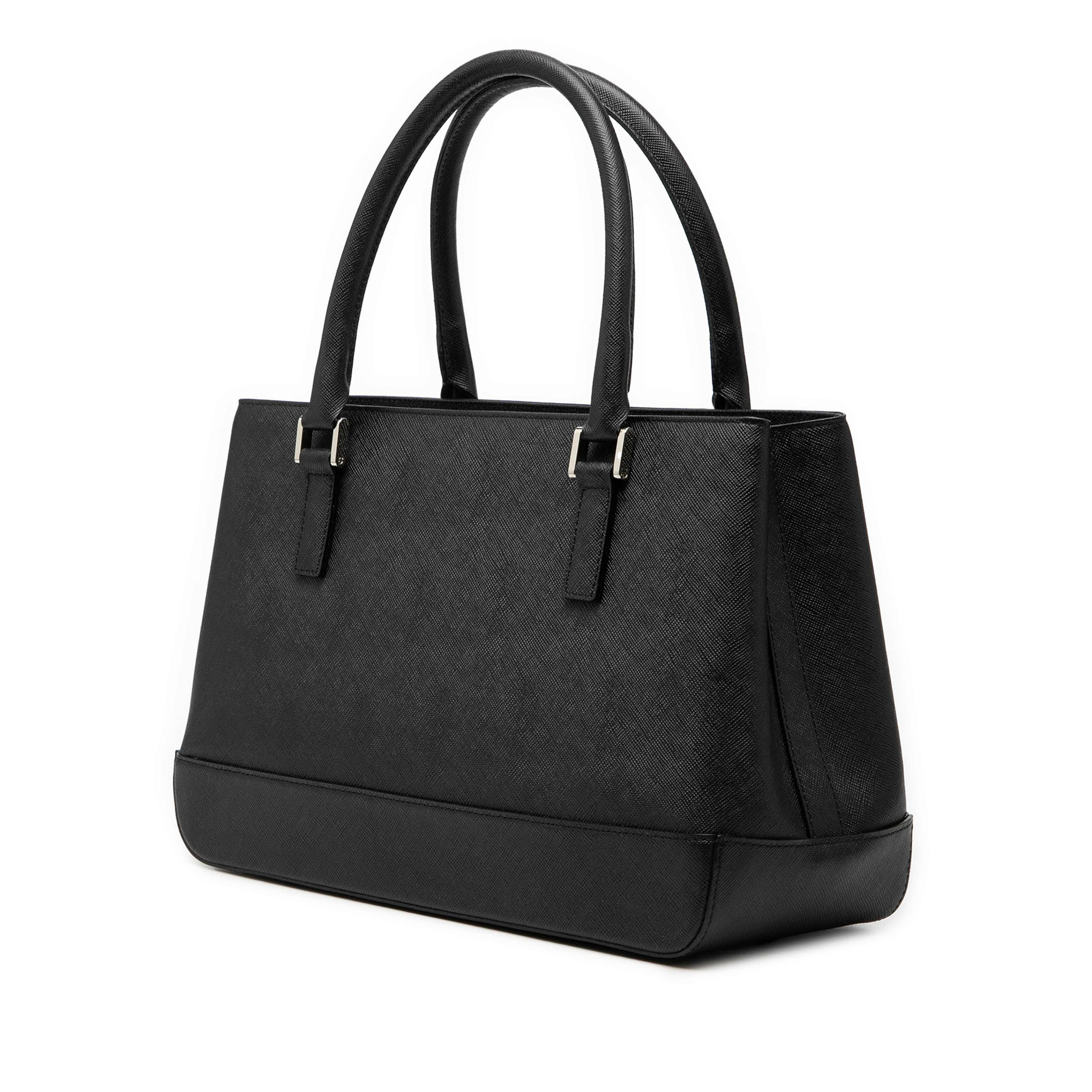 Burberry Leather Tote, från Luxclusif, i färgen black. Klicka för att öppna bilden i stort format