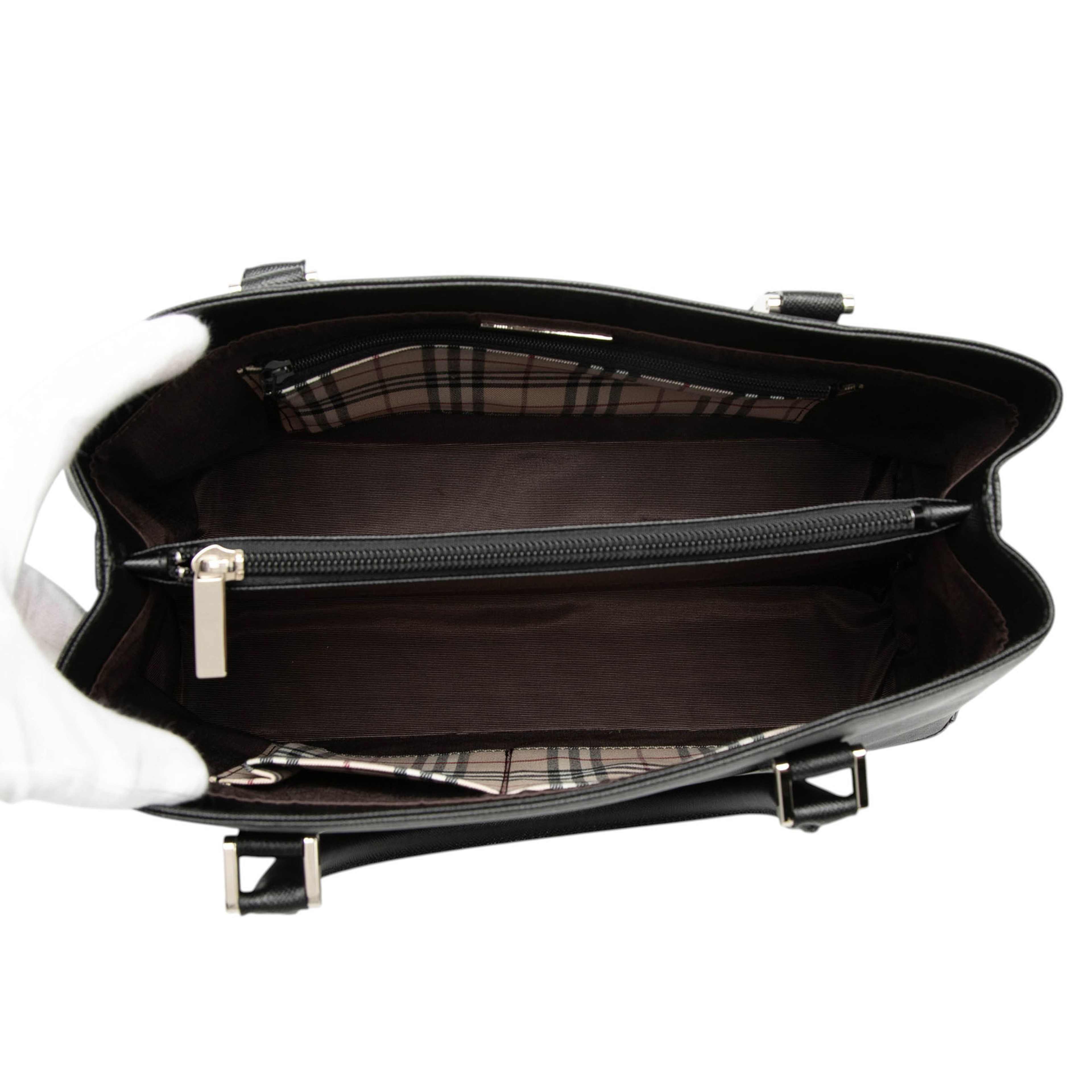 Burberry Leather Tote, från Luxclusif, i färgen black. Klicka för att öppna bilden i stort format