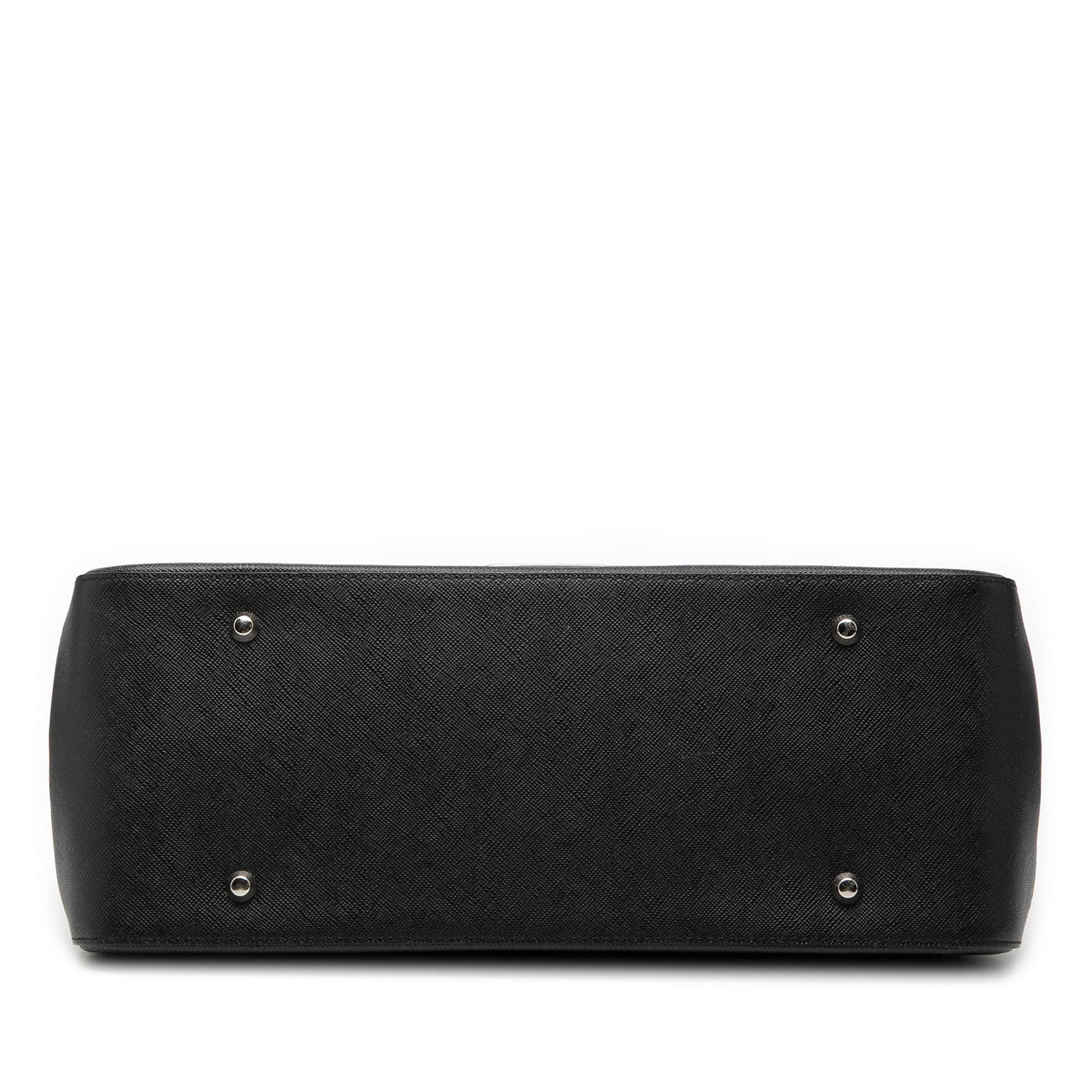 Burberry Leather Tote, från Luxclusif, i färgen black. Klicka för att öppna bilden i stort format