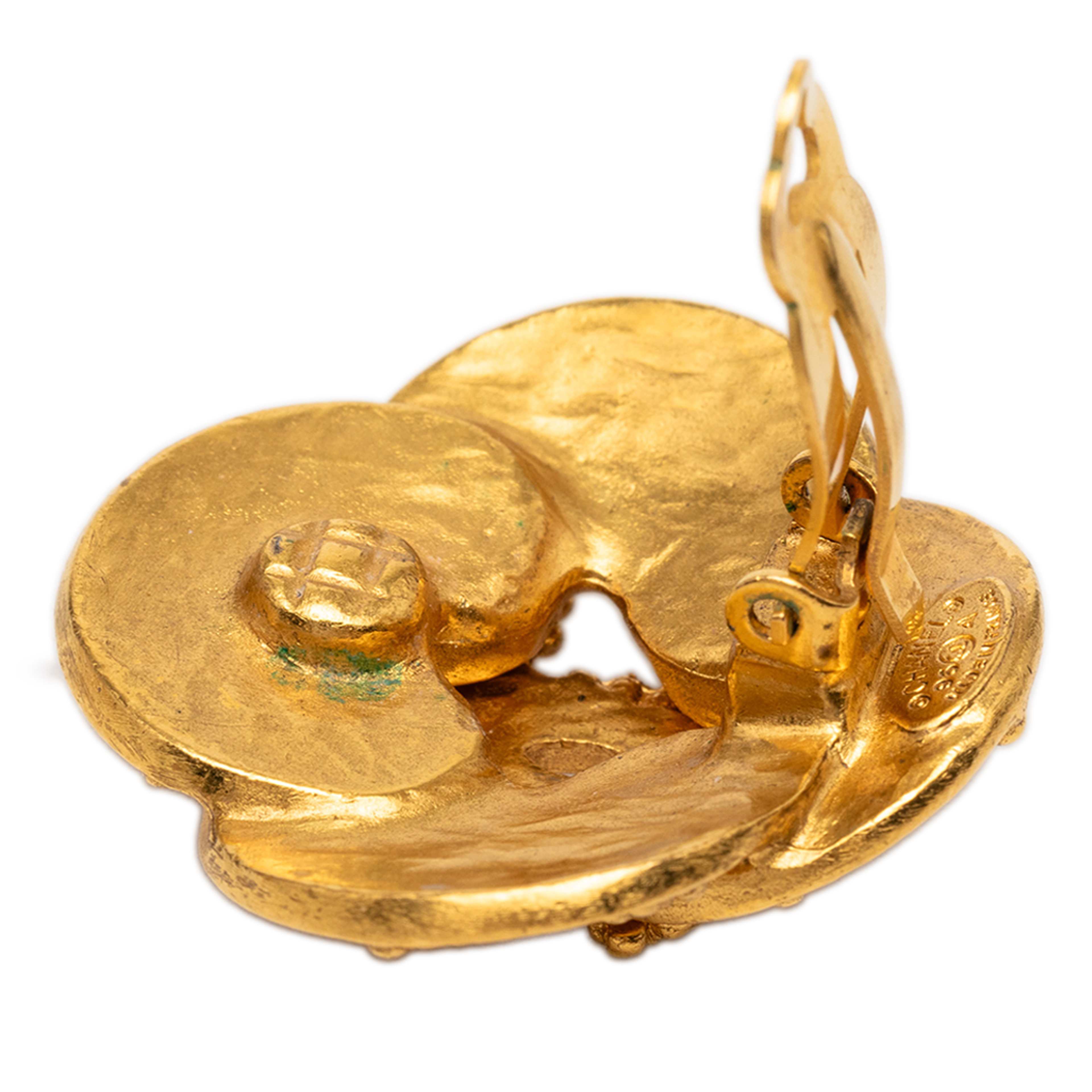 Chanel Cc Gold Plated Clover Clip On Earrings, från Luxclusif, i färgen guld. Klicka för att öppna bilden i stort format