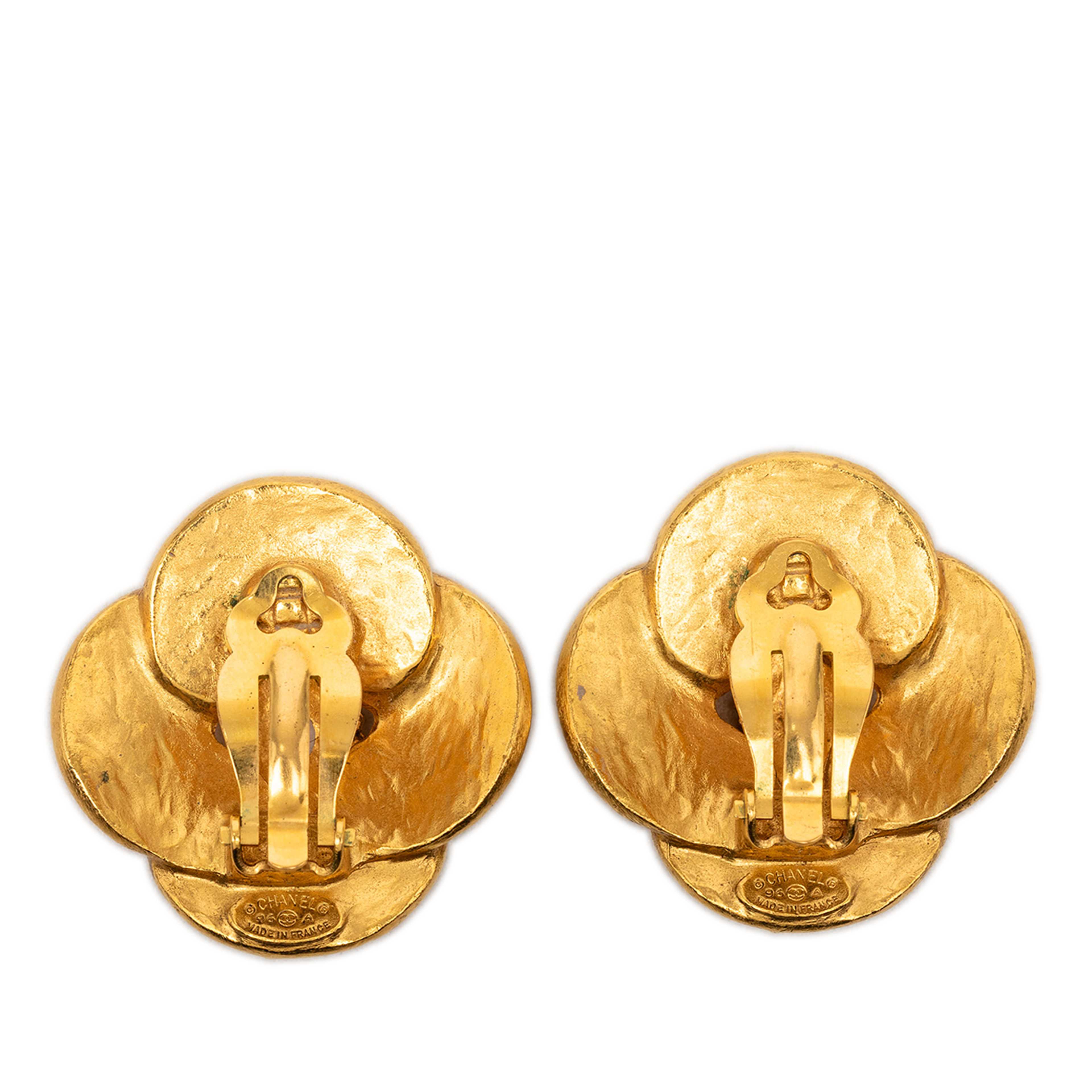 Chanel Cc Gold Plated Clover Clip On Earrings, från Luxclusif, i färgen guld. Klicka för att öppna bilden i stort format