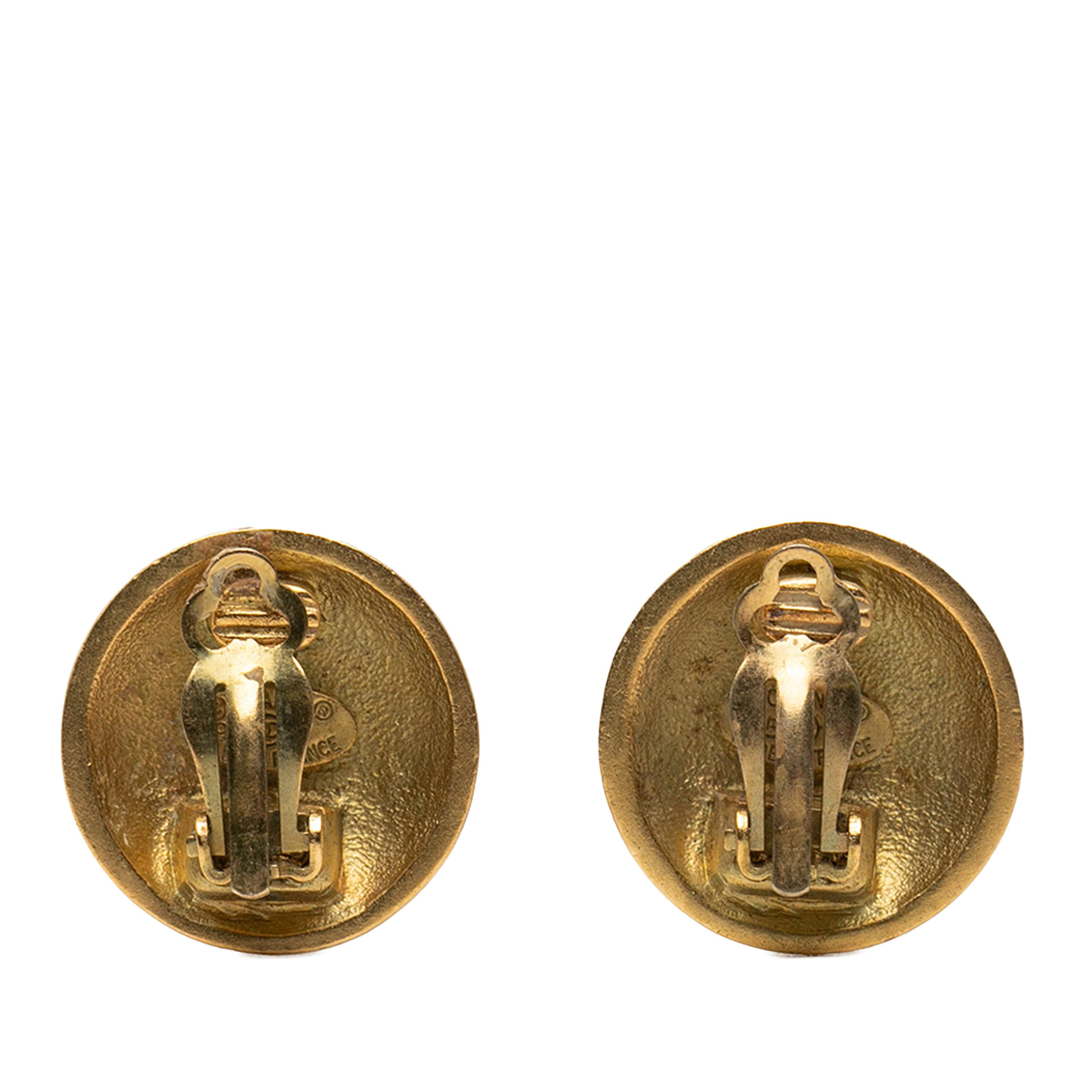 Chanel Cc Gold Plated Round Clip On Earrings, från Luxclusif, i färgen guld. Klicka för att öppna bilden i stort format