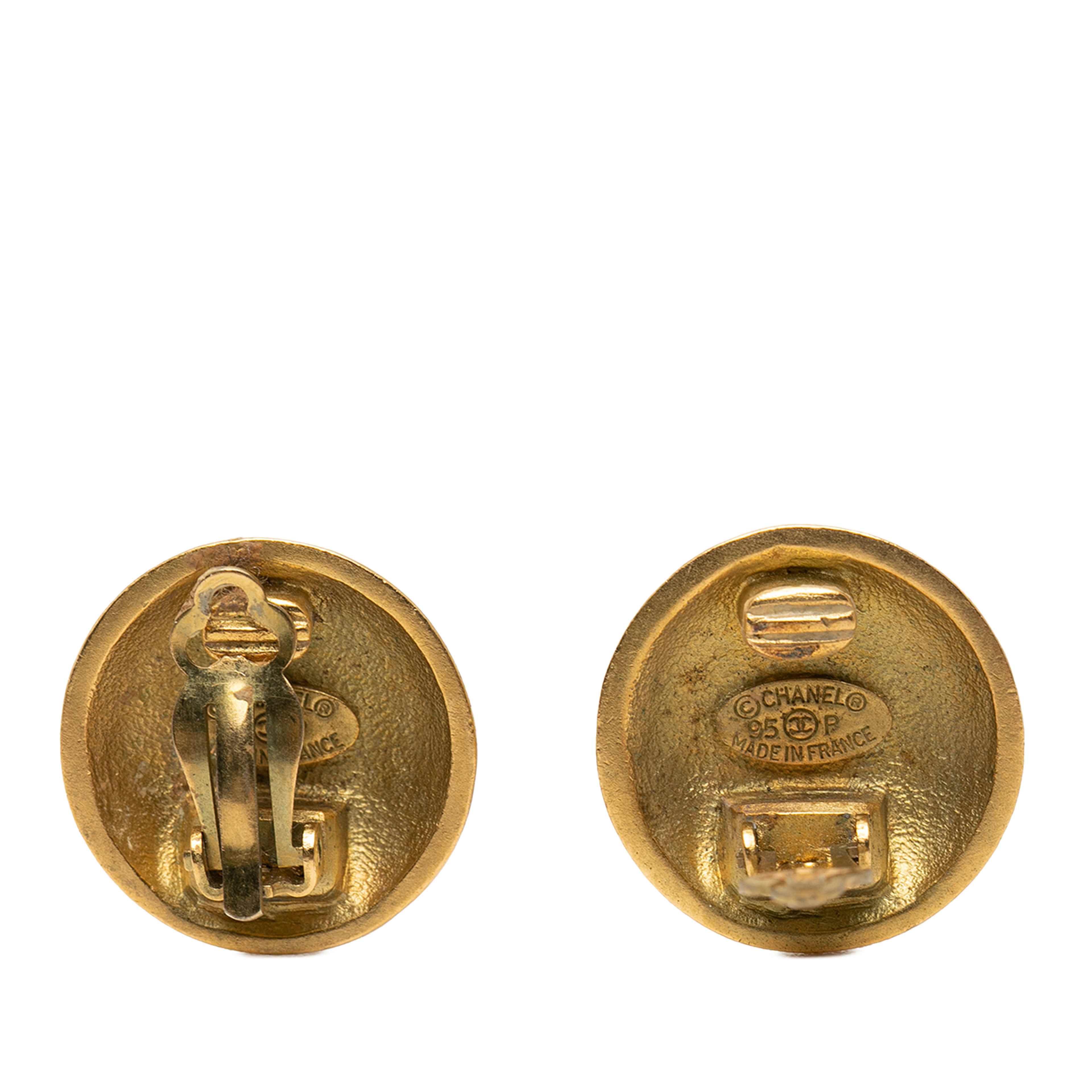 Chanel Cc Gold Plated Round Clip On Earrings, från Luxclusif, i färgen guld. Klicka för att öppna bilden i stort format