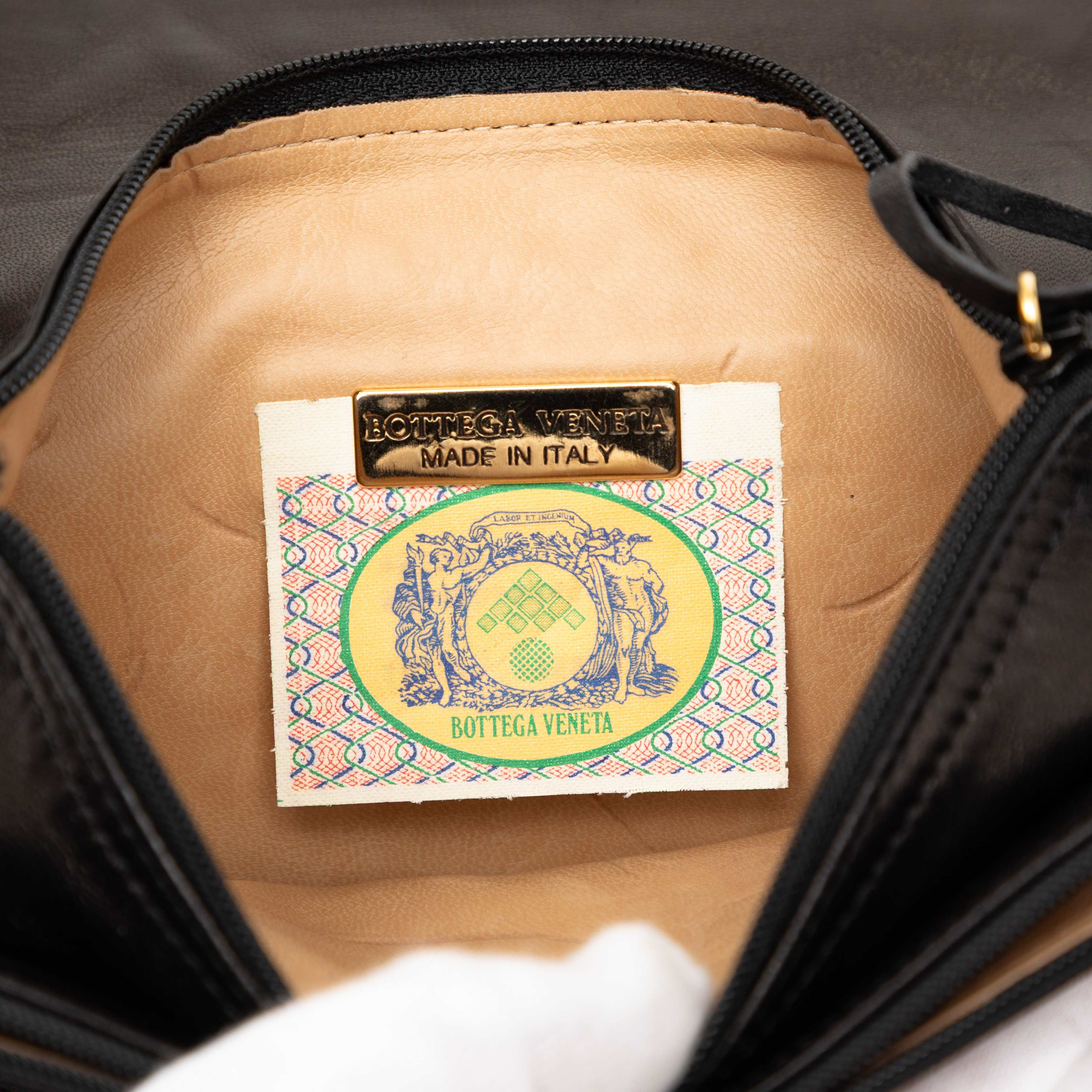 Bottega Veneta Nappa Intrecciato Flap Crossbody, från Luxclusif, i färgen black. Klicka för att öppna bilden i stort format