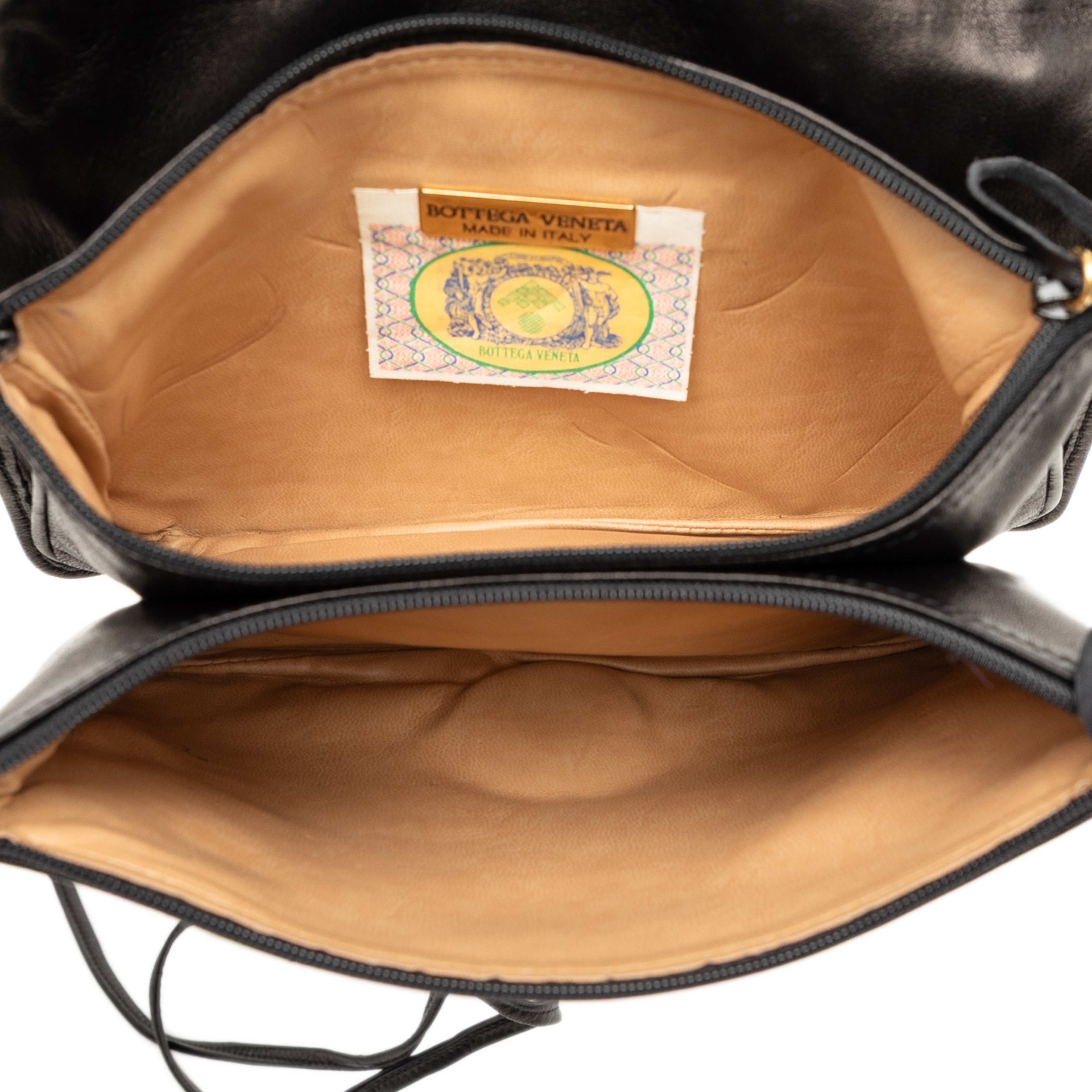 Bottega Veneta Nappa Intrecciato Flap Crossbody, från Luxclusif, i färgen black. Klicka för att öppna bilden i stort format