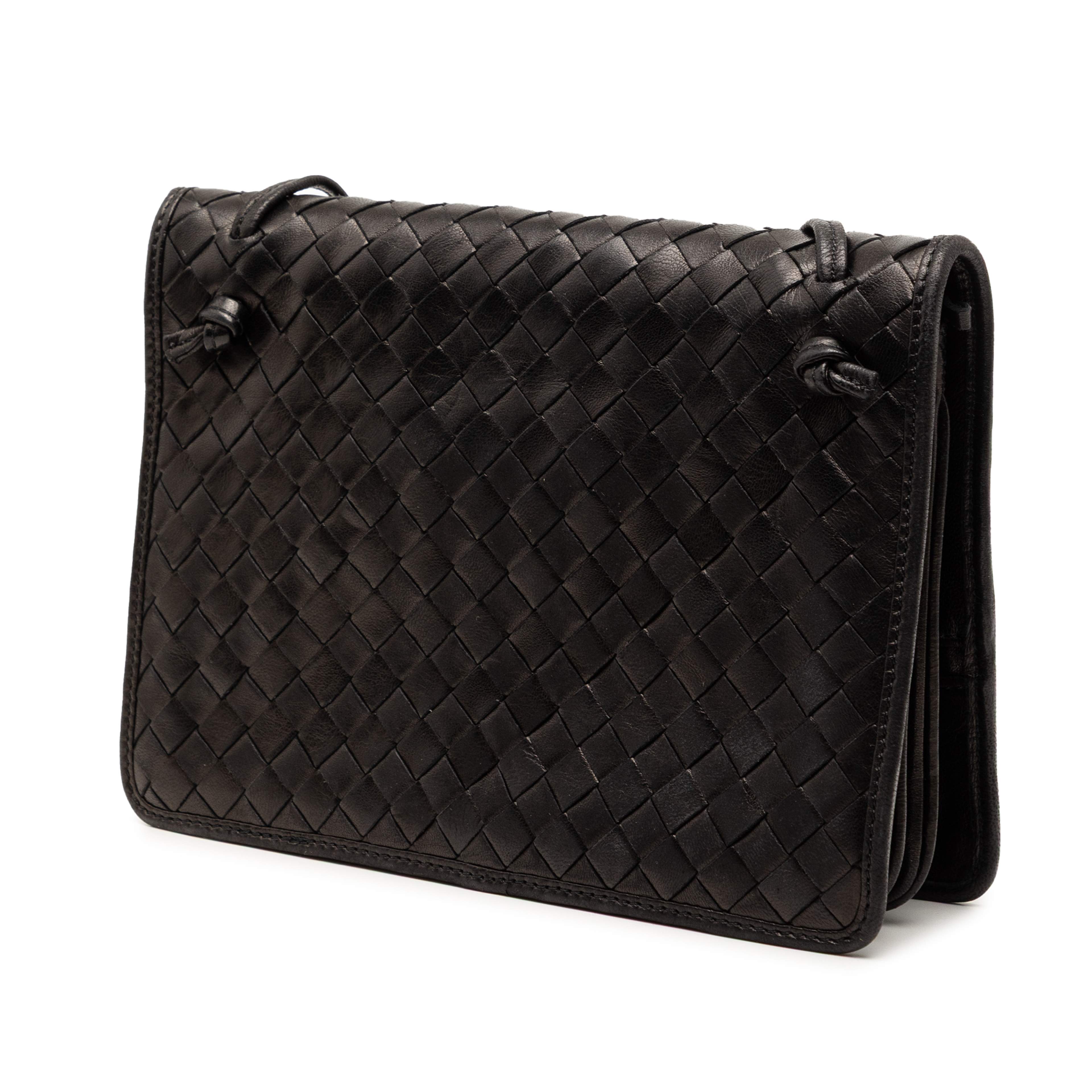 Bottega Veneta Nappa Intrecciato Flap Crossbody, från Luxclusif, i färgen black. Klicka för att öppna bilden i stort format