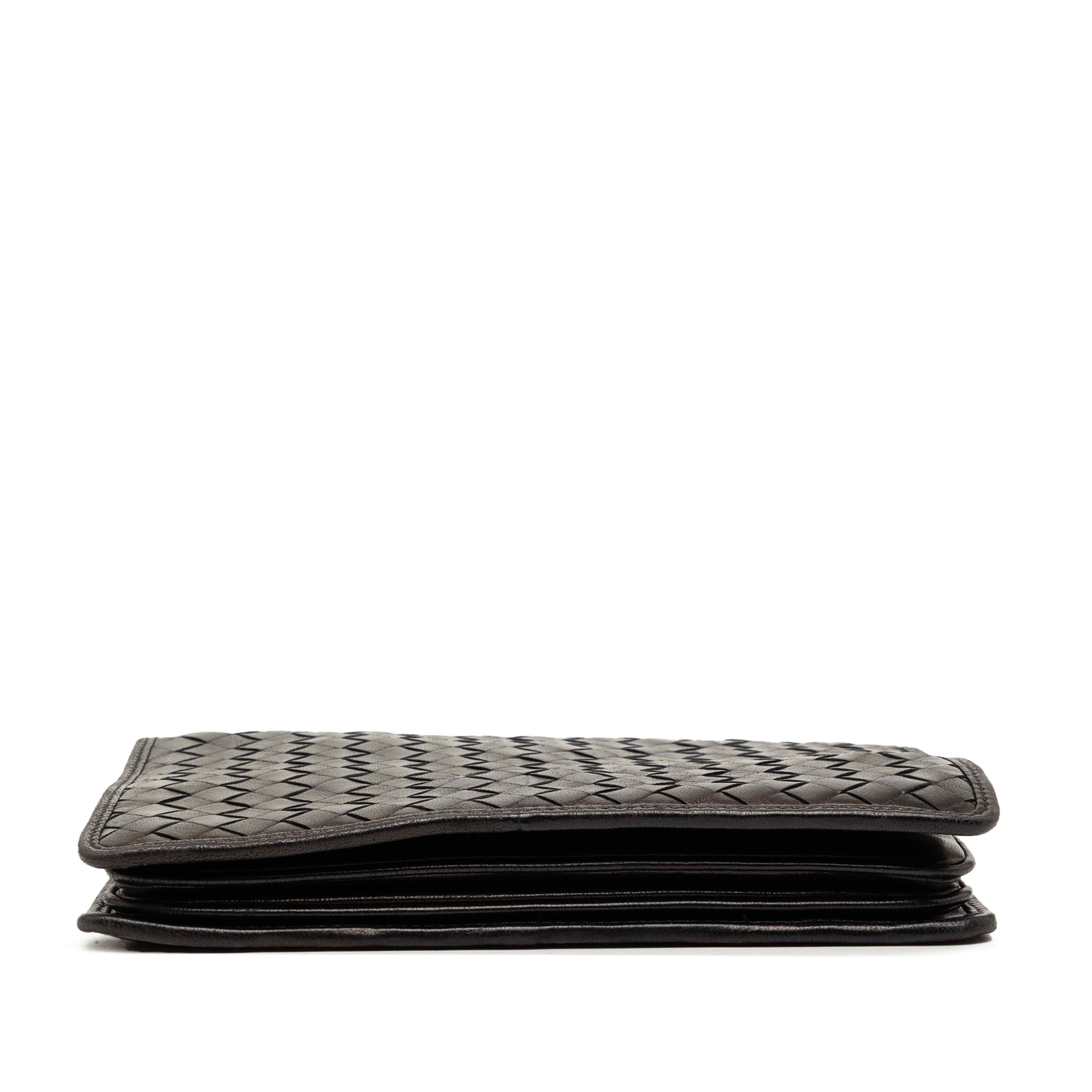 Bottega Veneta Nappa Intrecciato Flap Crossbody, från Luxclusif, i färgen black. Klicka för att öppna bilden i stort format