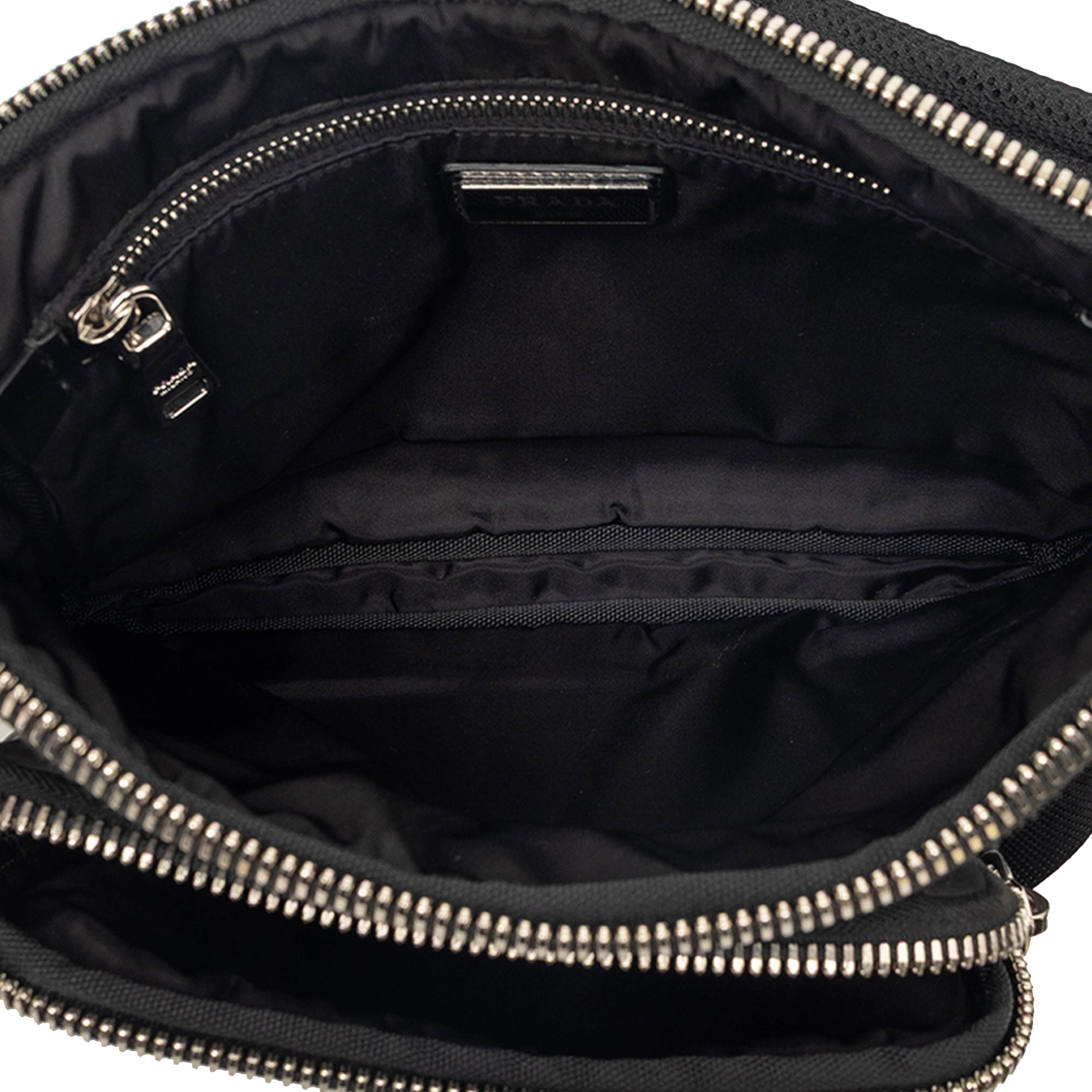 Prada Tessuto Front Pocket Logo Crossbody, från Luxclusif, i färgen black. Klicka för att öppna bilden i stort format