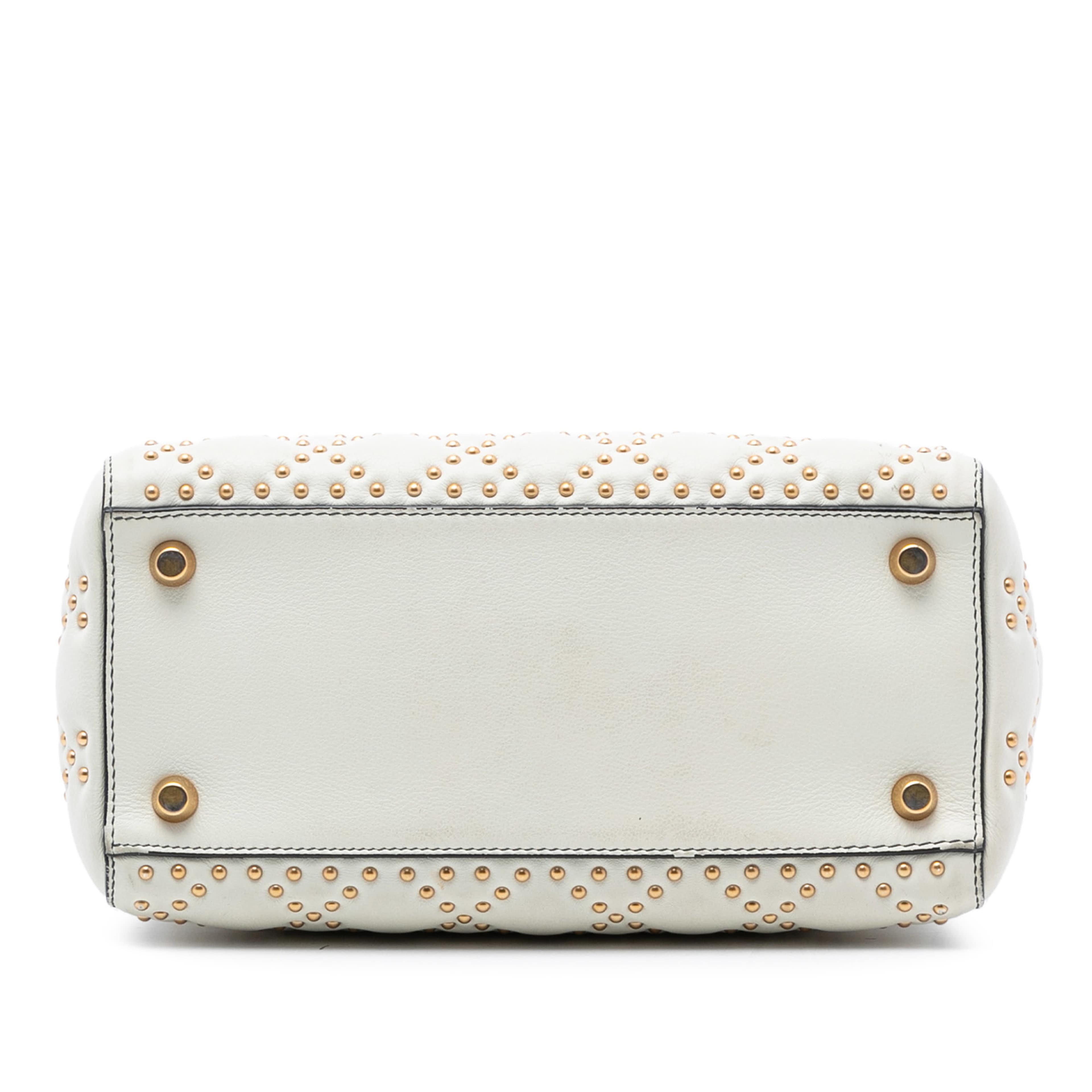 Dior Medium Lambskin Cannage Studded Supple Lady Dior, från Luxclusif, i färgen vit. Klicka för att öppna bilden i stort format
