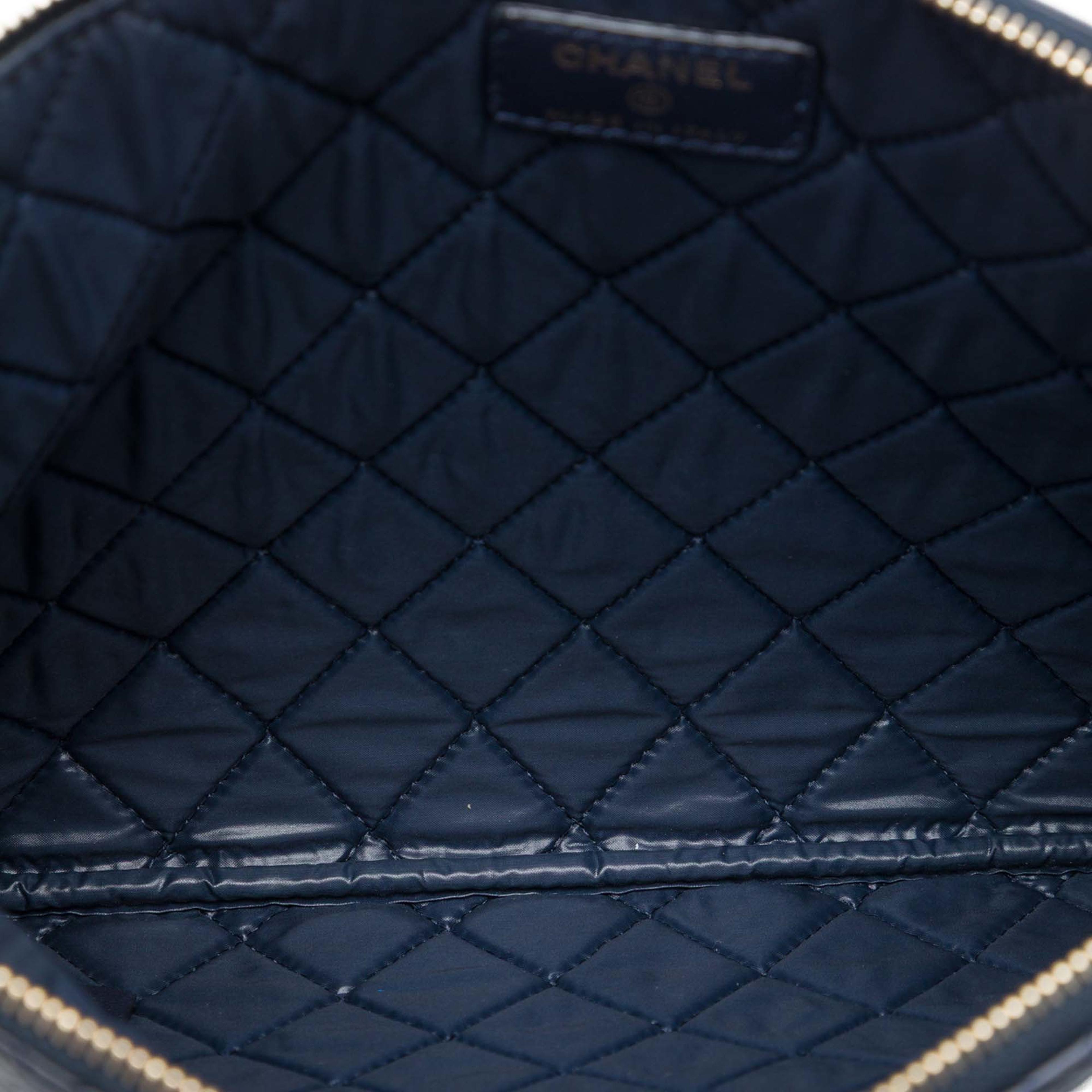 Chanel Medium Quilted Lambskin O Case Clutch, från Luxclusif, i färgen blå. Klicka för att öppna bilden i stort format