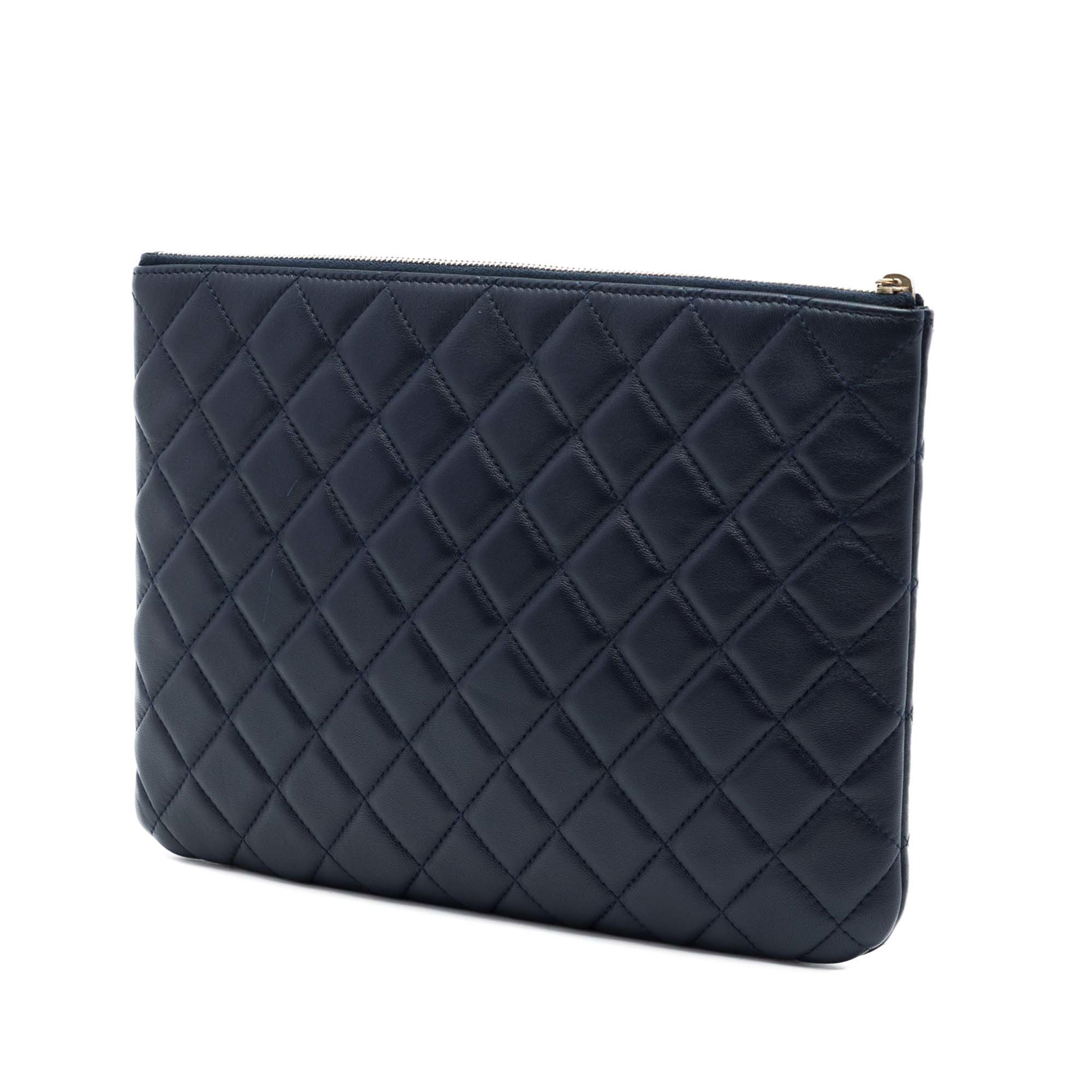 Chanel Medium Quilted Lambskin O Case Clutch, från Luxclusif, i färgen blå. Klicka för att öppna bilden i stort format