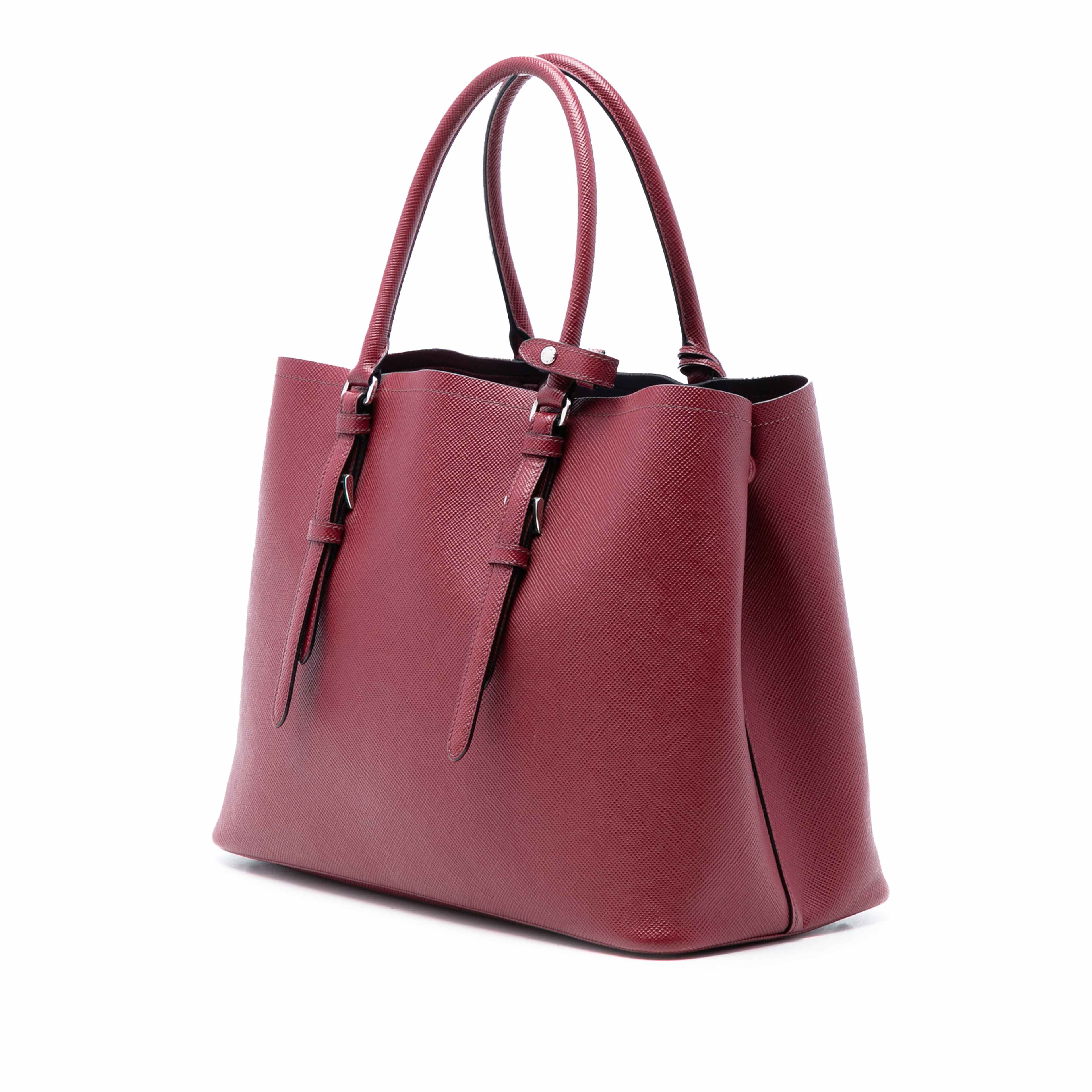 Prada Medium Saffiano Cuir Double Handle Satchel, från Luxclusif, i färgen dark red. Klicka för att öppna bilden i stort format