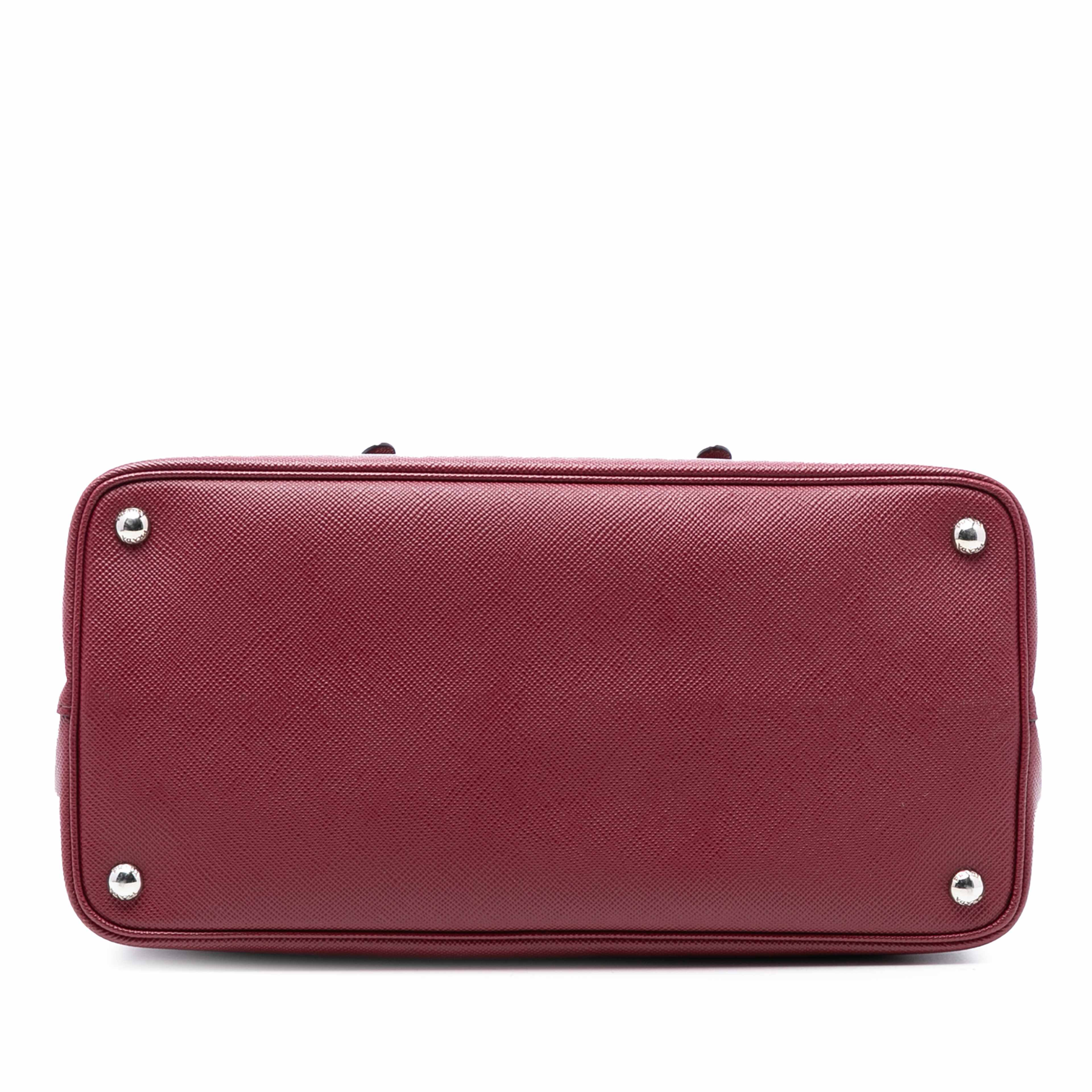 Prada Medium Saffiano Cuir Double Handle Satchel, från Luxclusif, i färgen röd. Klicka för att öppna bilden i stort format