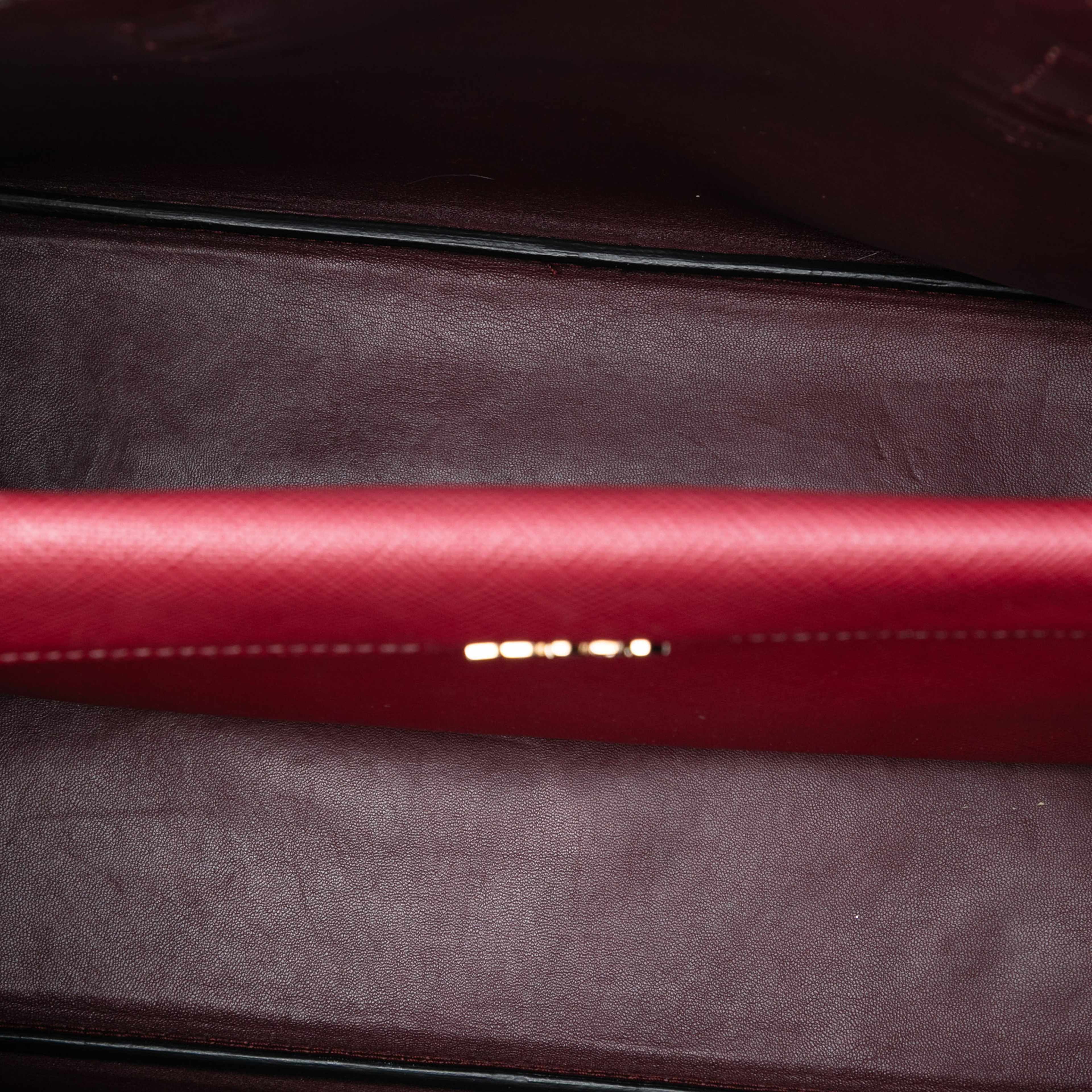 Prada Medium Saffiano Cuir Double Handle Satchel, från Luxclusif, i färgen dark red. Klicka för att öppna bilden i stort format