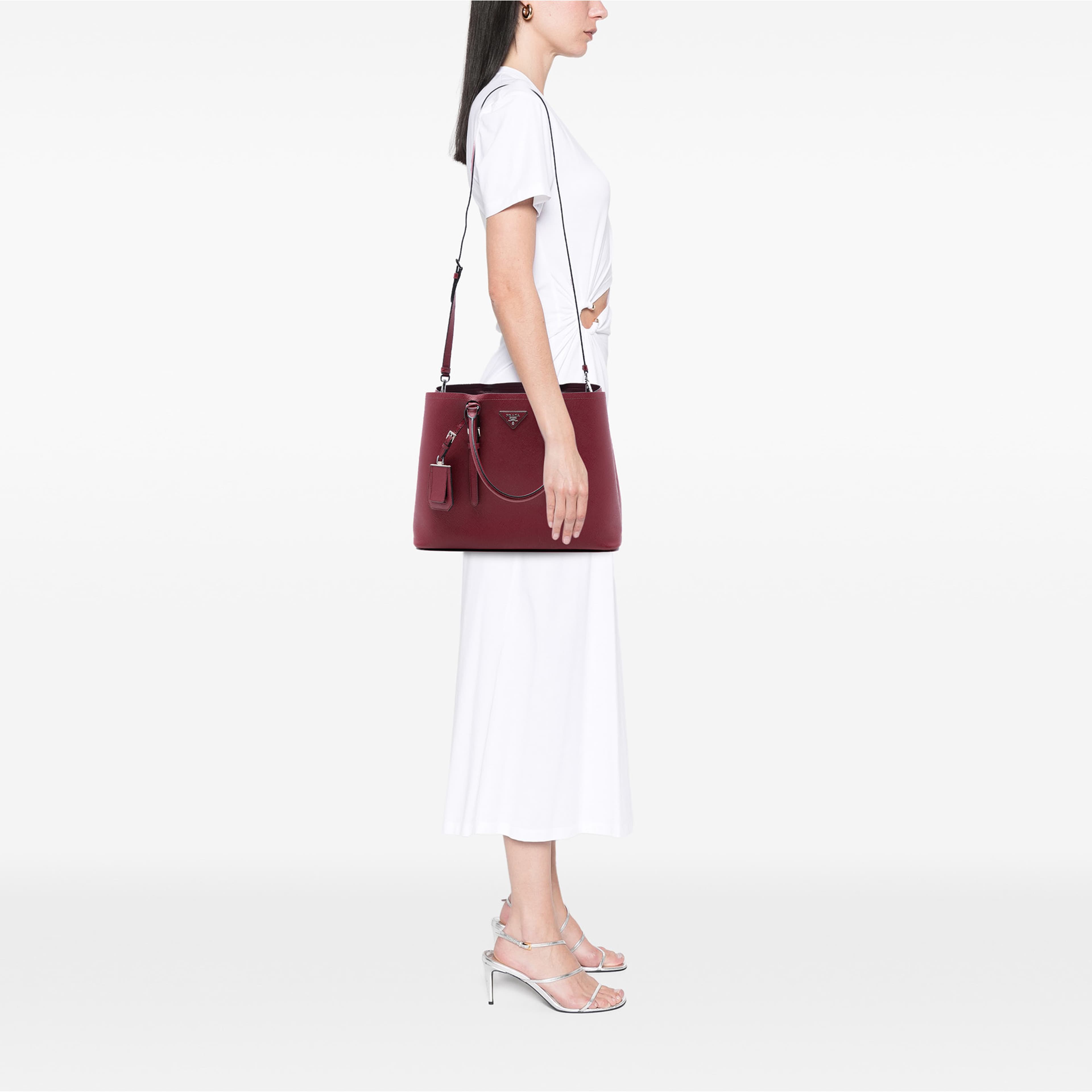 Prada Medium Saffiano Cuir Double Handle Satchel, från Luxclusif, i färgen röd. Klicka för att öppna bilden i stort format