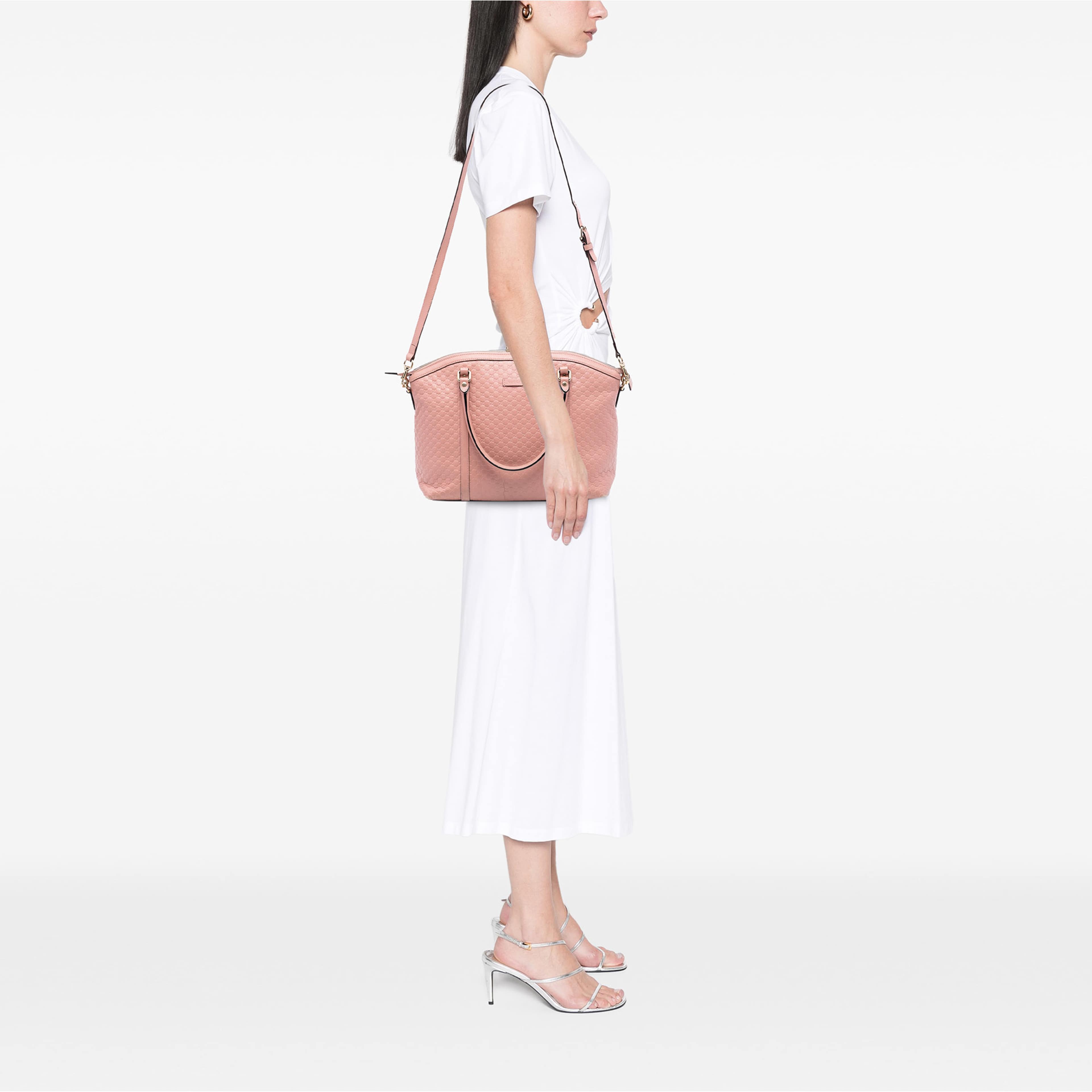 Gucci Large Microguccissima Dome Satchel, från Luxclusif, i färgen rosa. Klicka för att öppna bilden i stort format