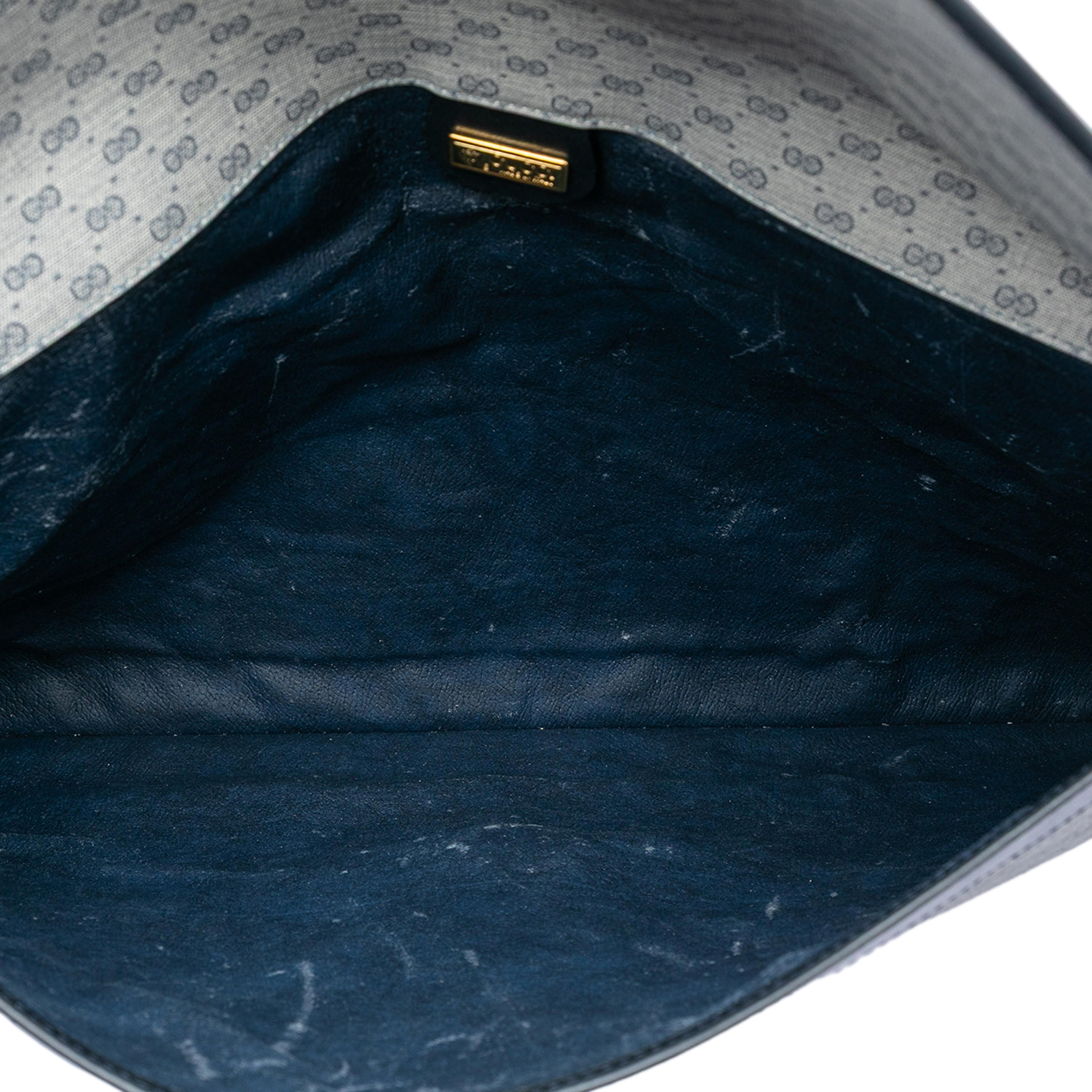 Gucci Micro Gg Supreme Clutch, från Luxclusif, i färgen gray. Klicka för att öppna bilden i stort format