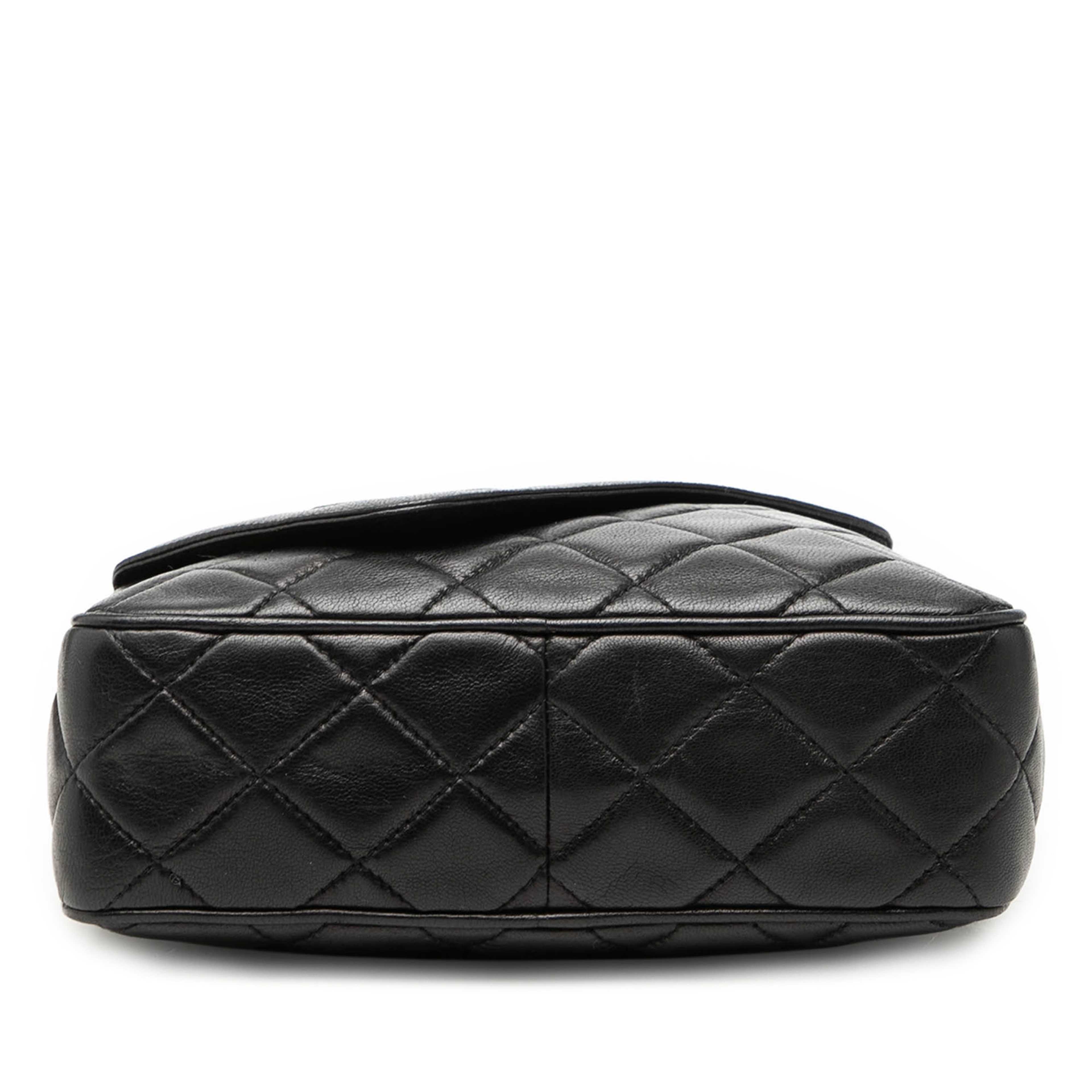 Chanel Mini Cc Quilted Lambskin Tassel Camera Bag, från Luxclusif, i färgen black. Klicka för att öppna bilden i stort format