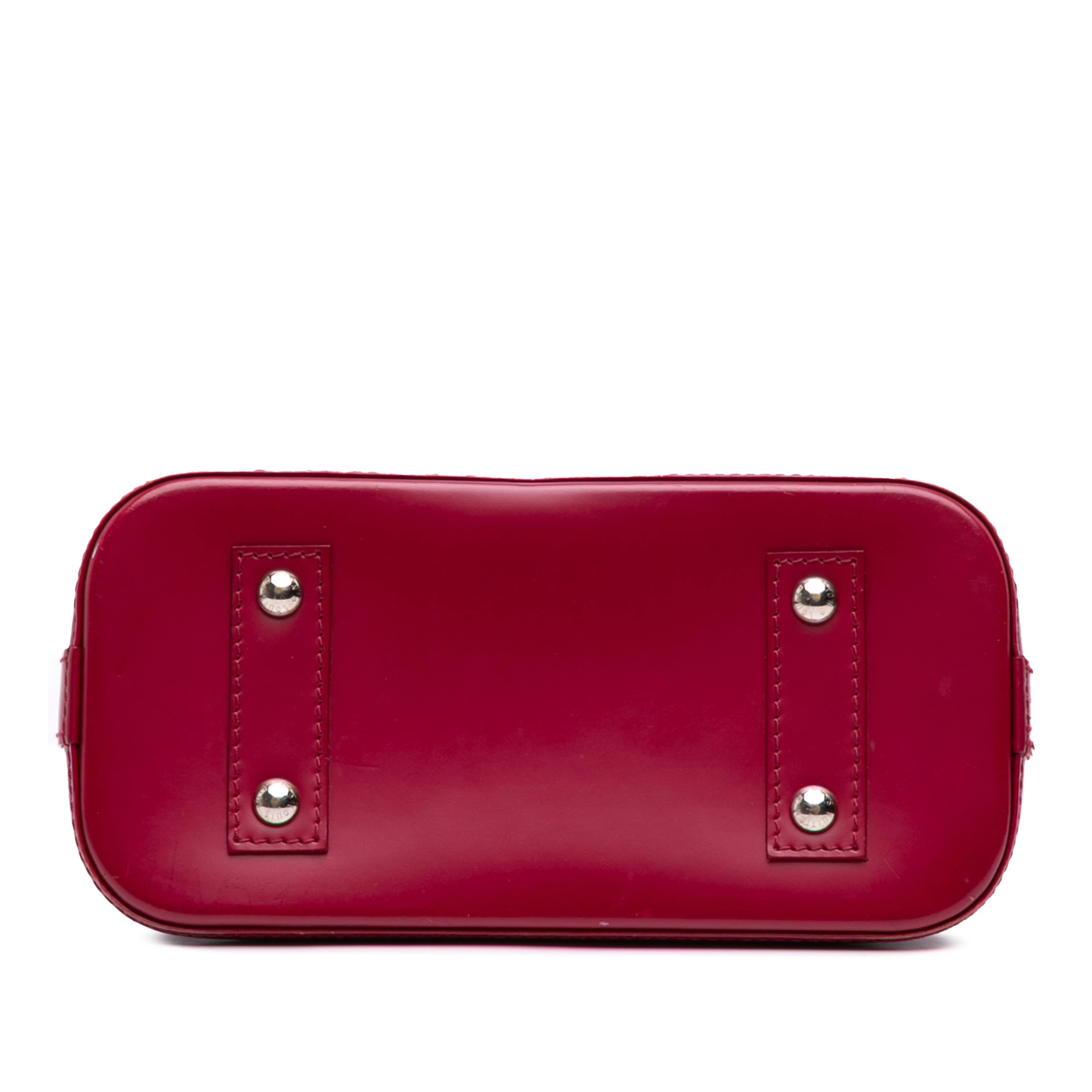 Louis Vuitton Epi Alma Bb, från Luxclusif, i färgen dark pink.