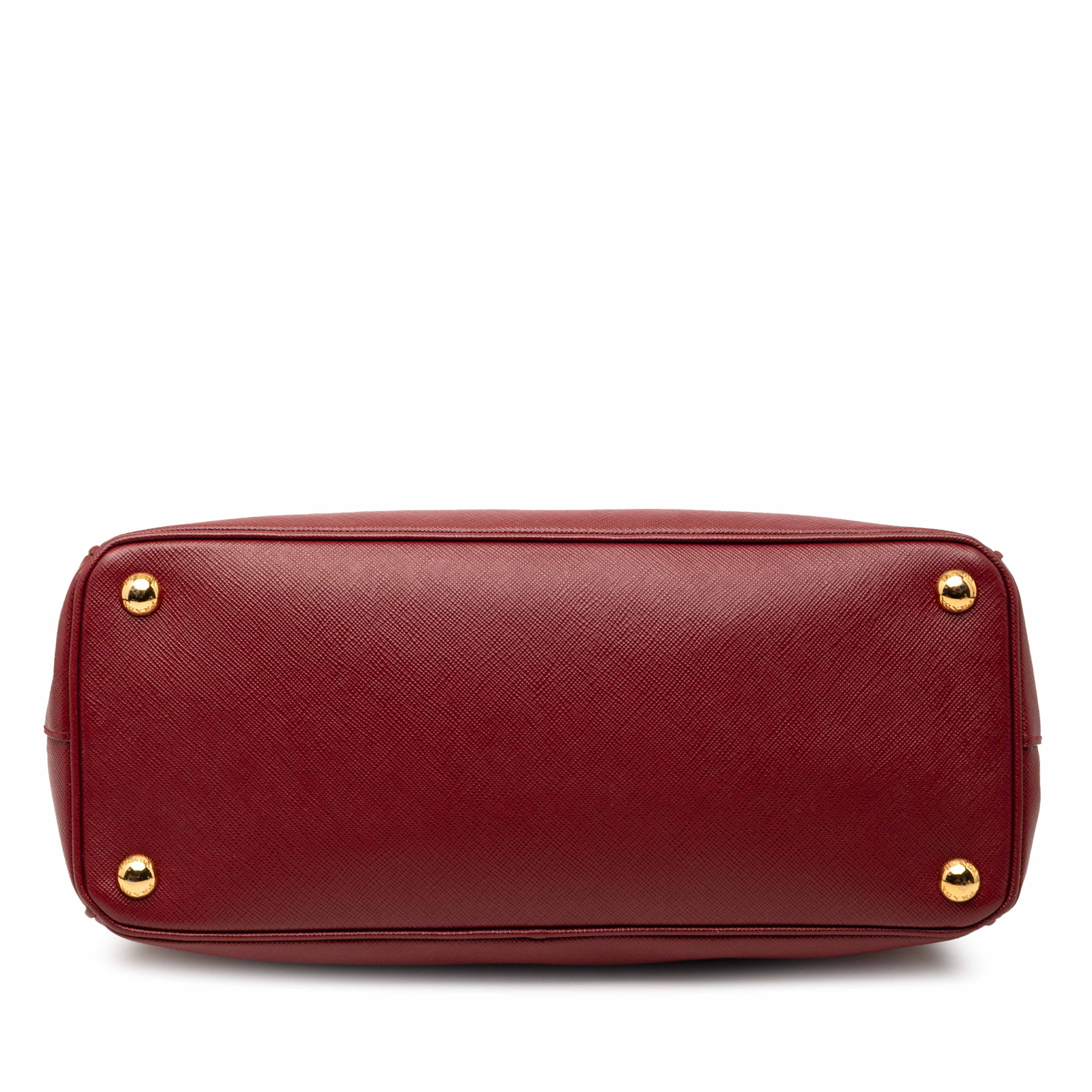 Prada Small Saffiano Lux Galleria Double Zip Satchel, från Luxclusif, i färgen röd. Klicka för att öppna bilden i stort format
