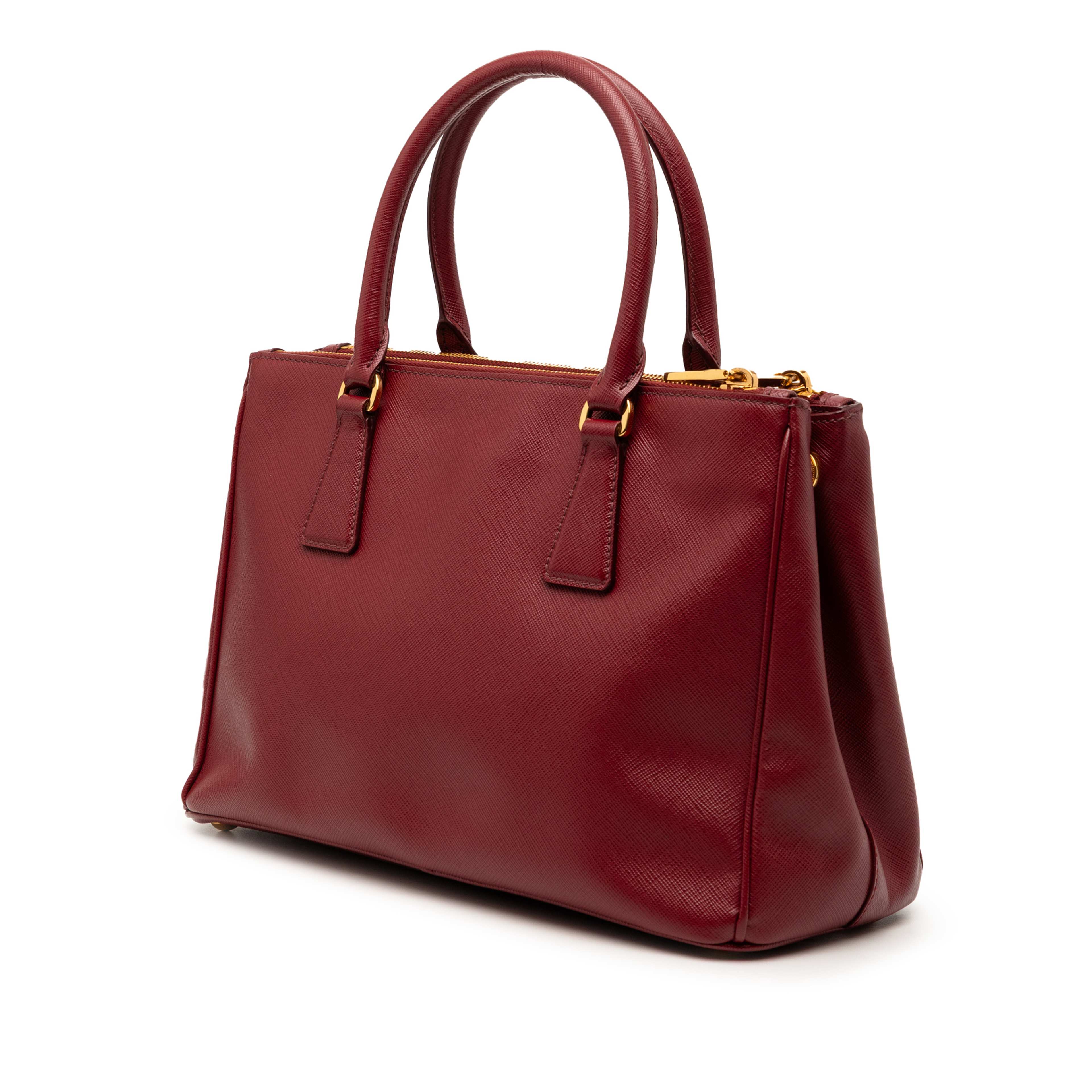 Prada Small Saffiano Lux Galleria Double Zip Satchel, från Luxclusif, i färgen dark red. Klicka för att öppna bilden i stort format
