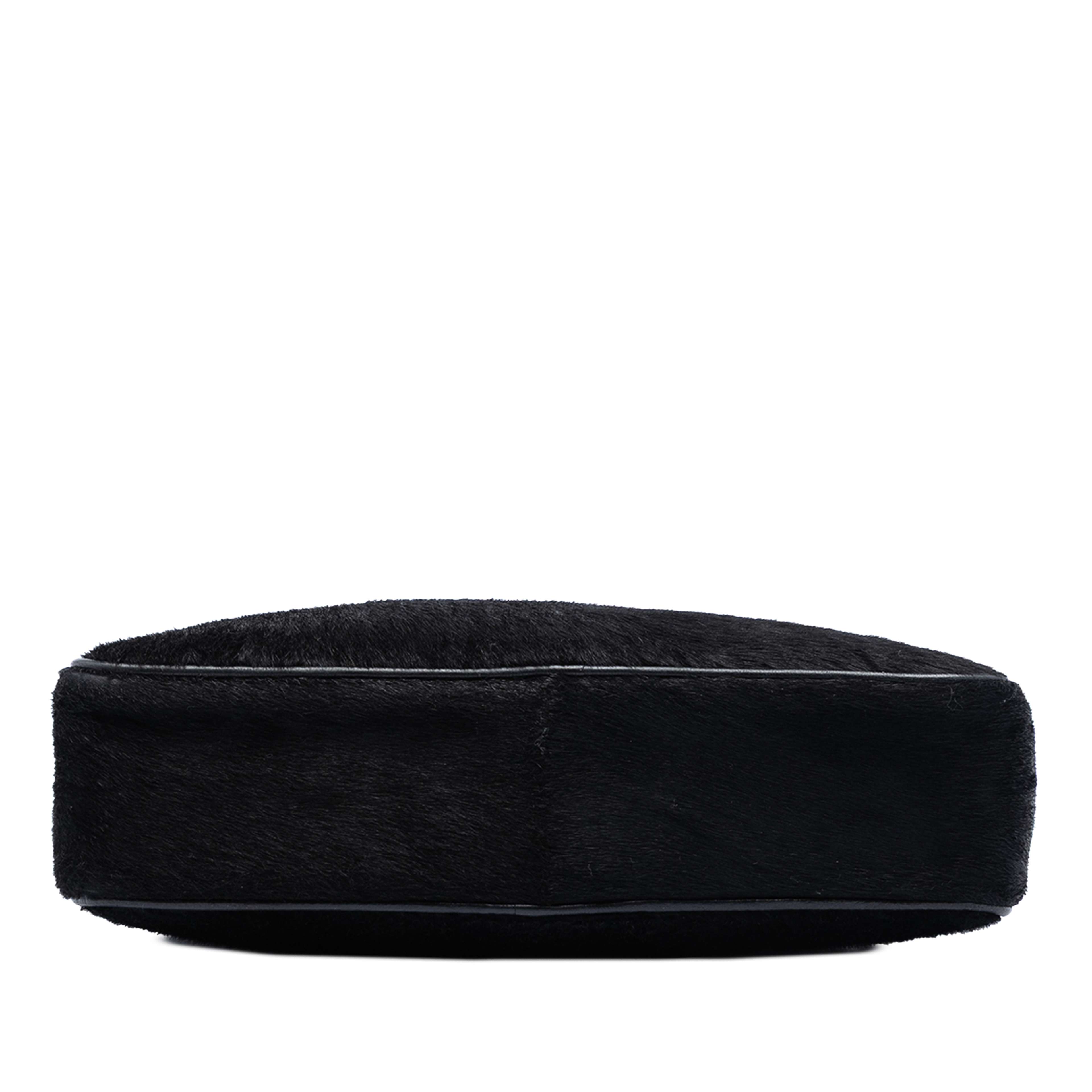 Chanel Cc Ponyhair And Leather Tassel Camera Bag, från Luxclusif, i färgen black. Klicka för att öppna bilden i stort format