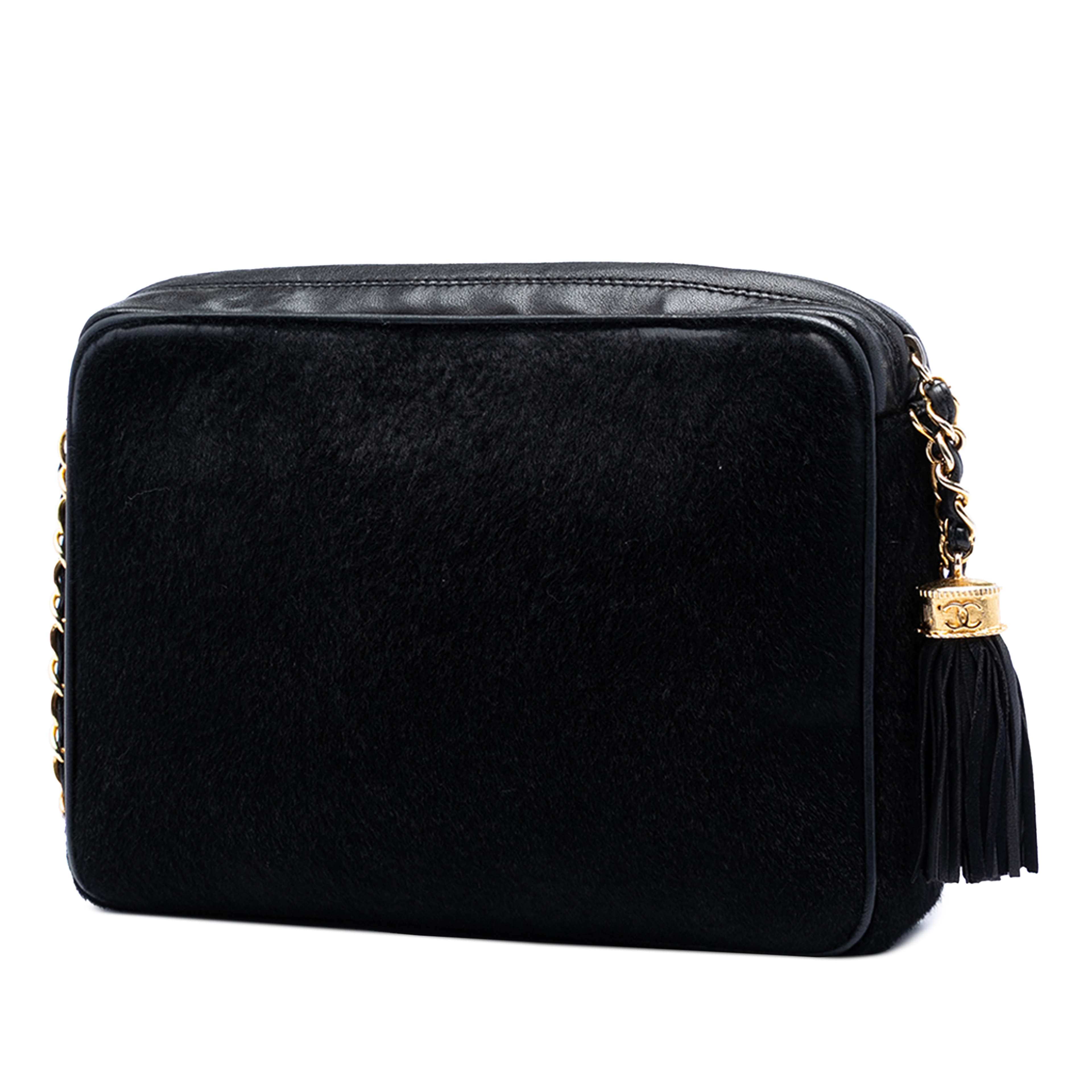 Chanel Cc Ponyhair And Leather Tassel Camera Bag, från Luxclusif, i färgen svart. Klicka för att öppna bilden i stort format