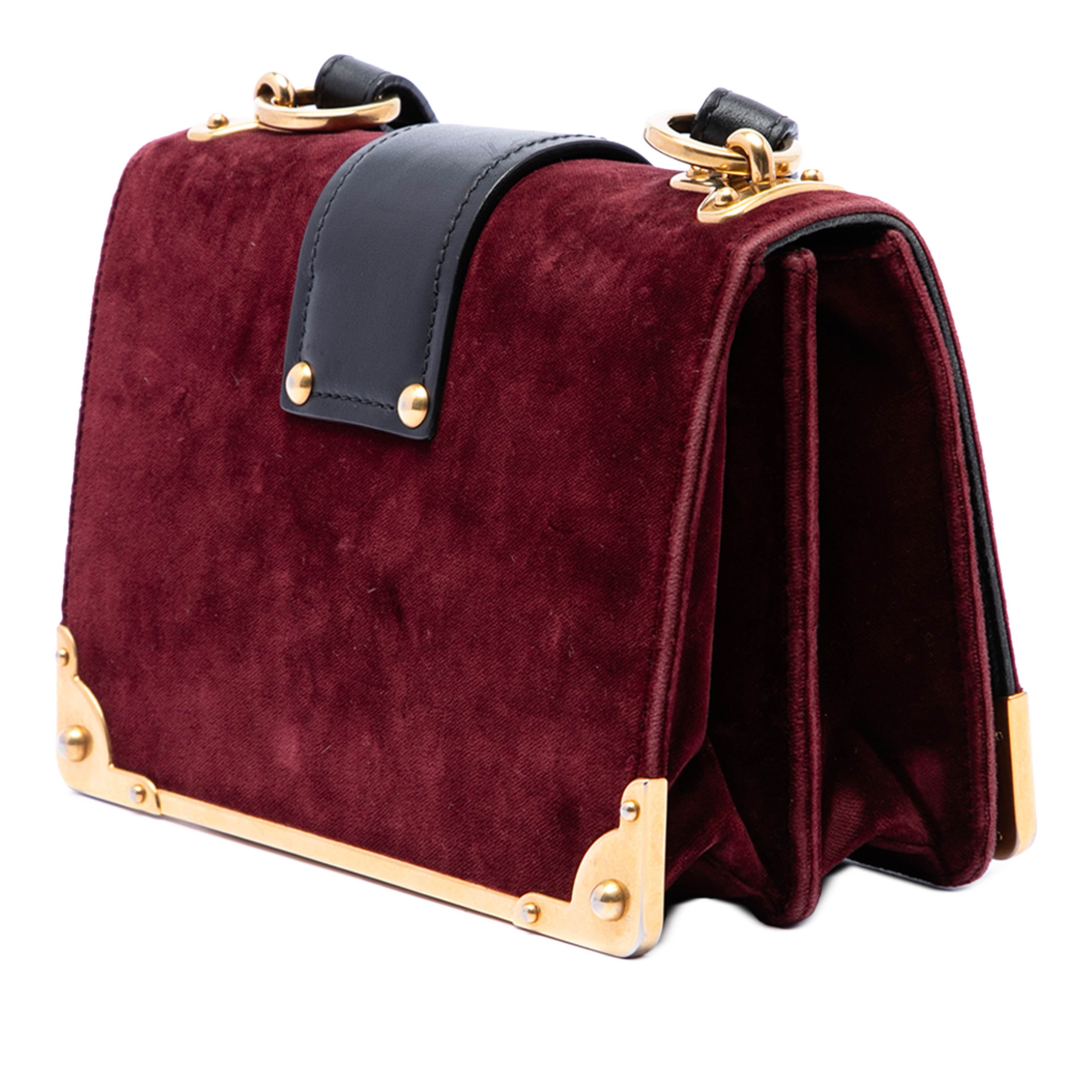 Prada Velvet Cahier Crossbody, från Luxclusif, i färgen röd. Klicka för att öppna bilden i stort format
