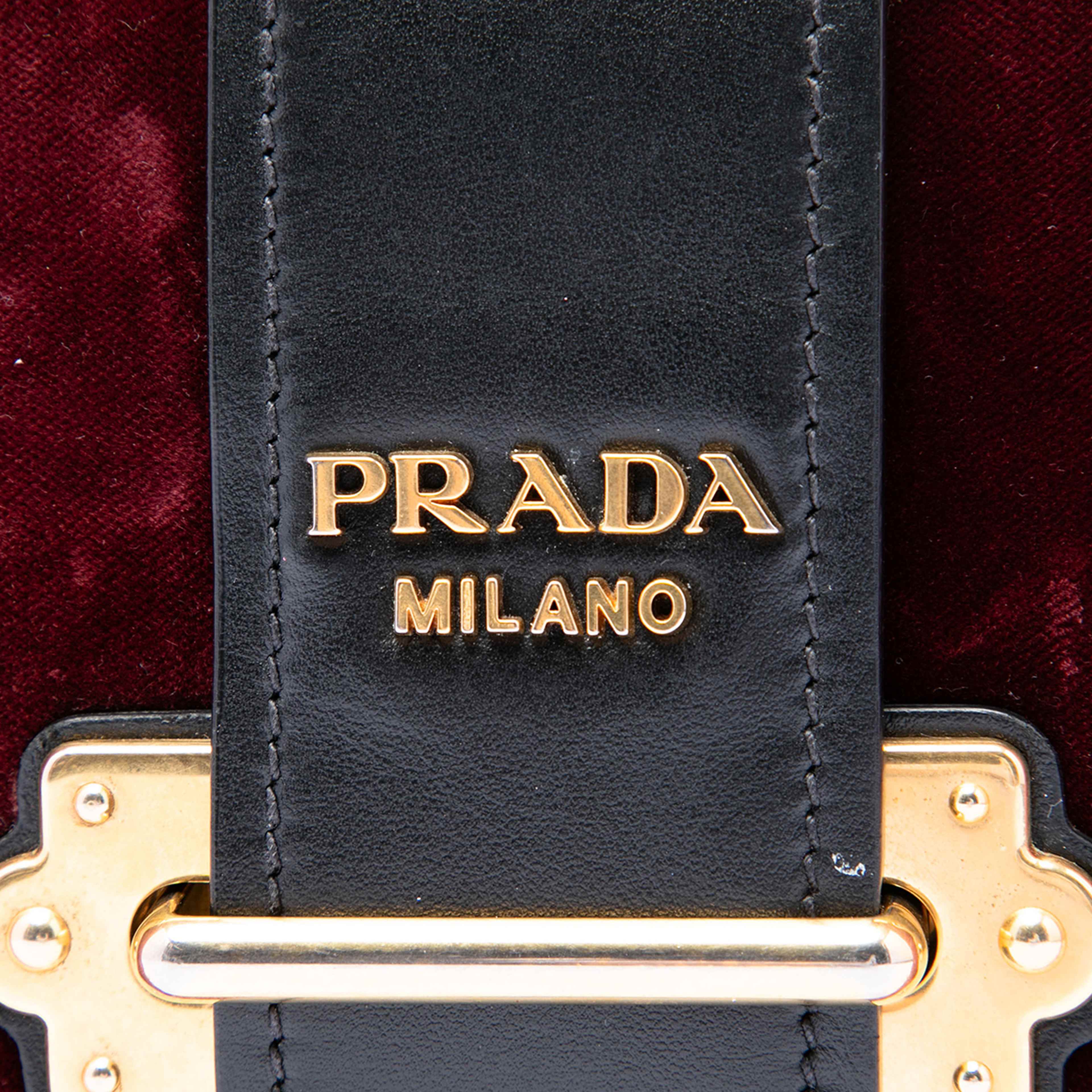 Prada Velvet Cahier Crossbody, från Luxclusif, i färgen röd. Klicka för att öppna bilden i stort format