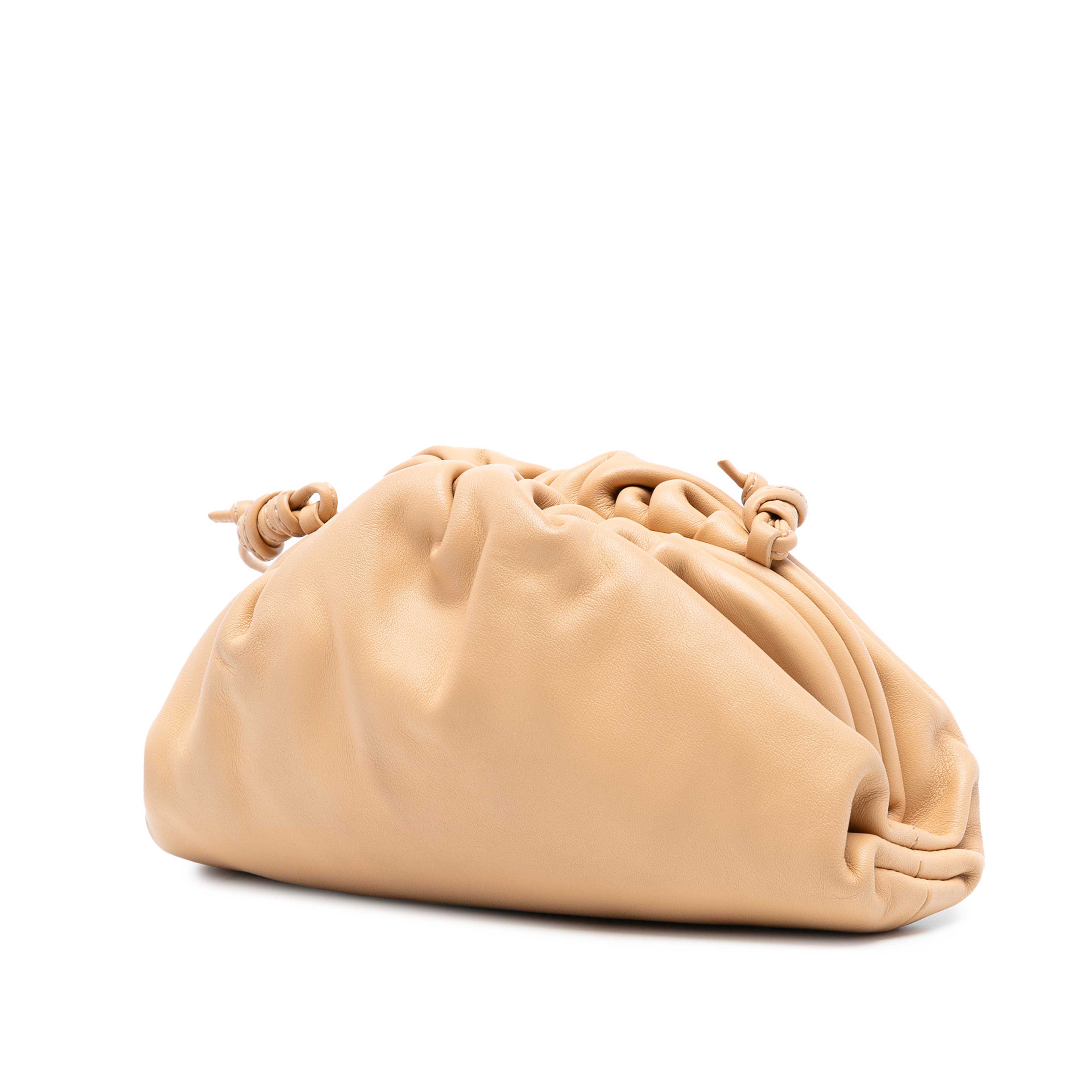 Bottega Veneta Lambskin The Mini Pouch Crossbody, från Luxclusif, i färgen beige. Klicka för att öppna bilden i stort format