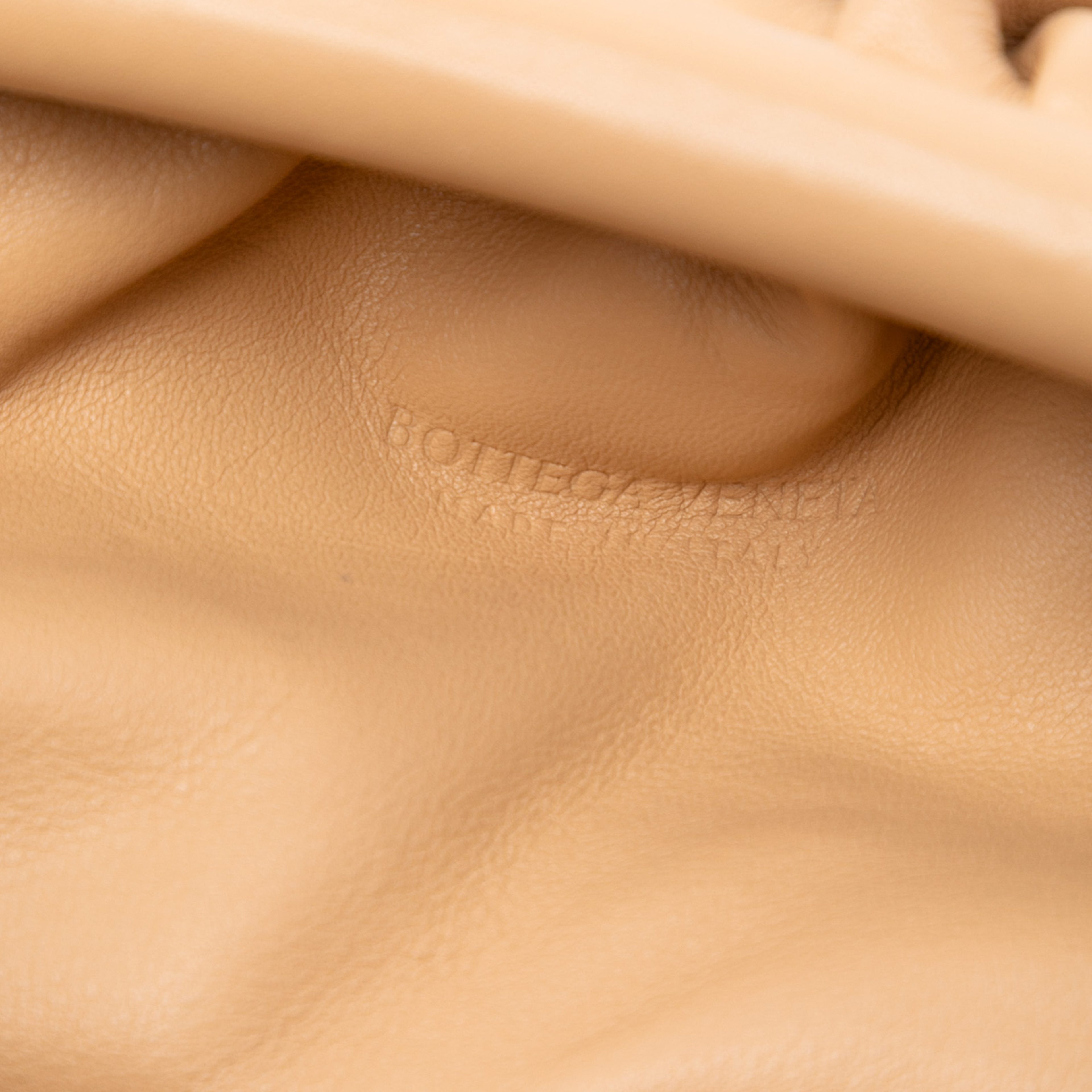 Bottega Veneta Lambskin The Mini Pouch Crossbody, från Luxclusif, i färgen beige. Klicka för att öppna bilden i stort format
