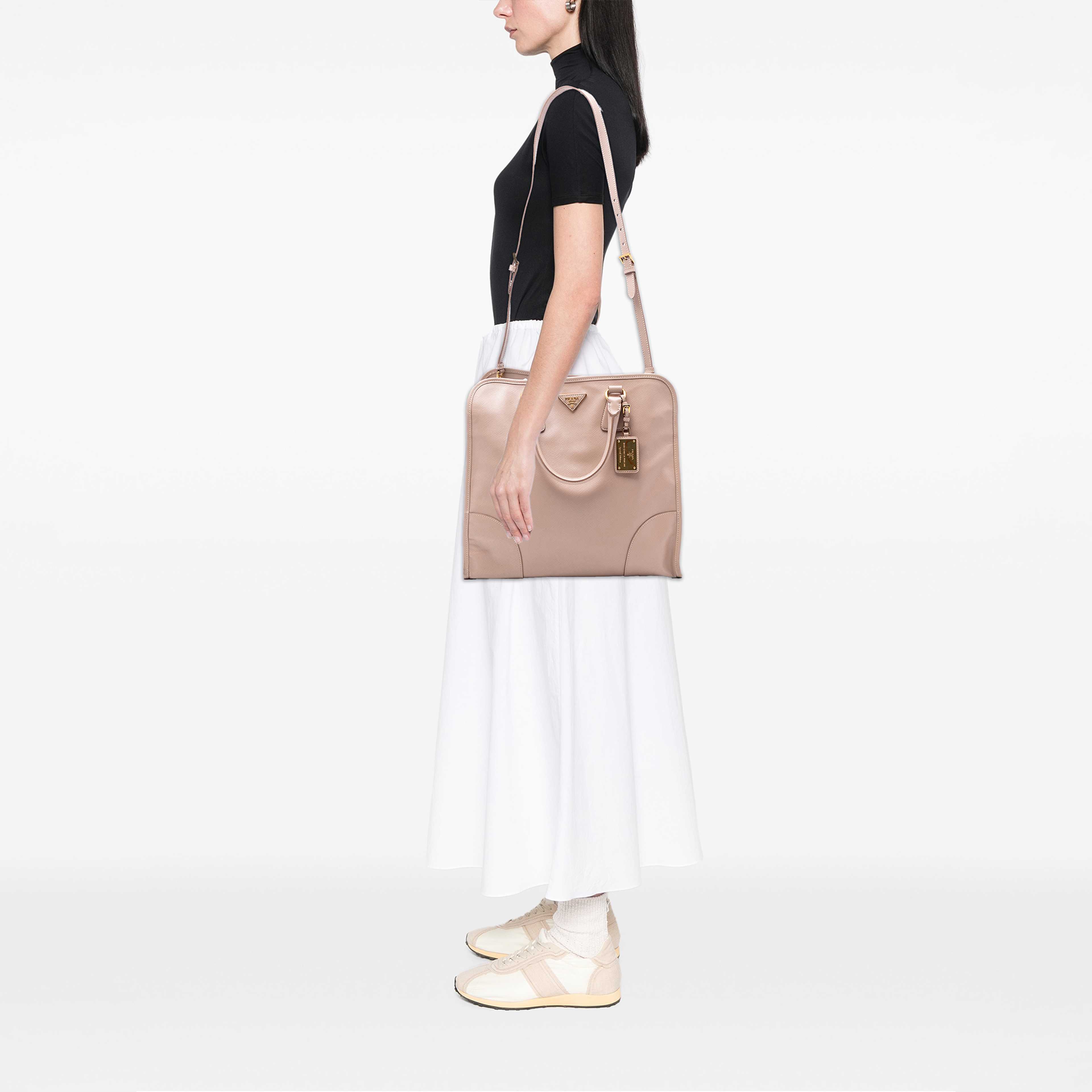 Prada Saffiano Lux Shopping Tote, från Luxclusif, i färgen rosa. Klicka för att öppna bilden i stort format