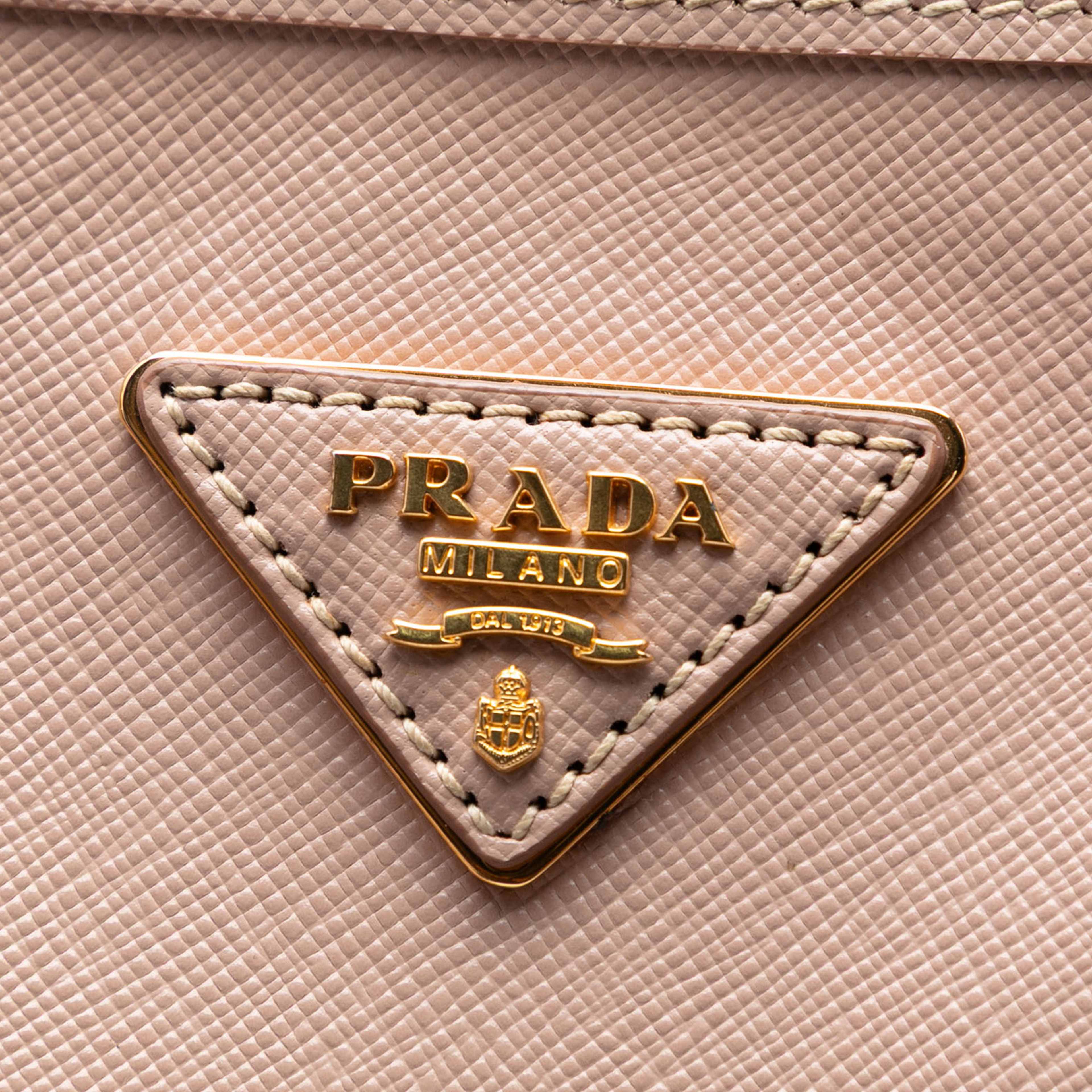 Prada Saffiano Lux Shopping Tote, från Luxclusif, i färgen light pink. Klicka för att öppna bilden i stort format