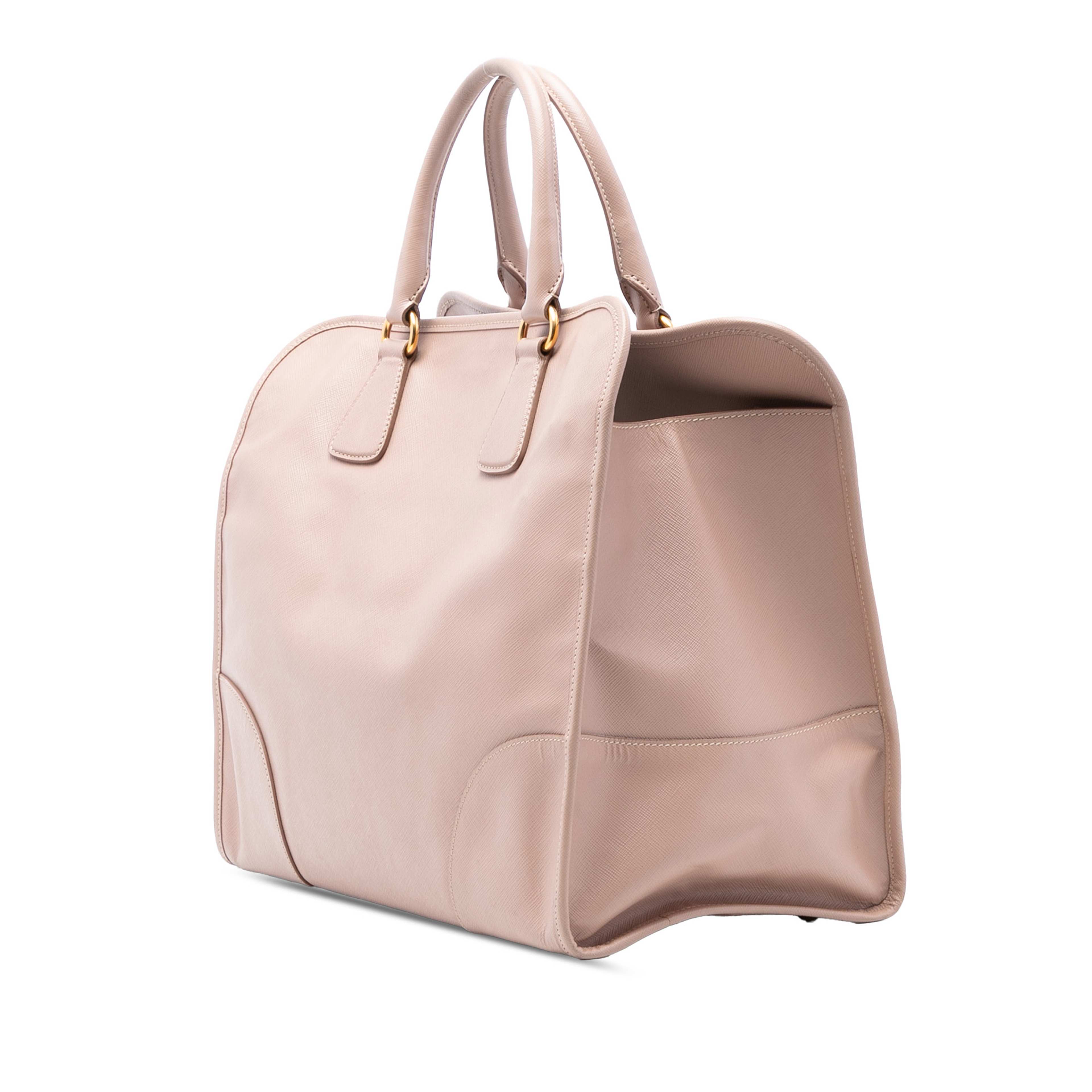 Prada Saffiano Lux Shopping Tote, från Luxclusif, i färgen rosa. Klicka för att öppna bilden i stort format
