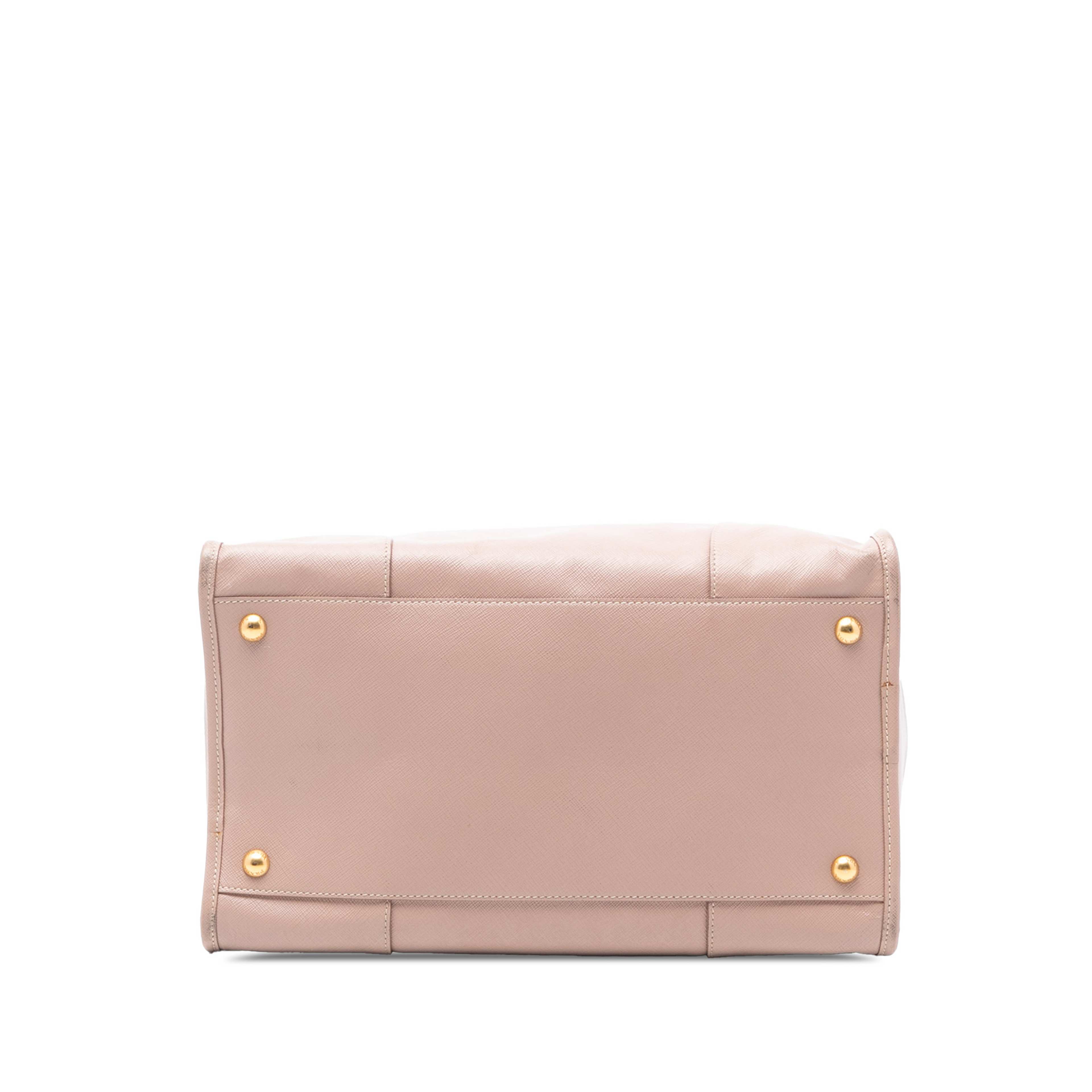 Prada Saffiano Lux Shopping Tote, från Luxclusif, i färgen light pink. Klicka för att öppna bilden i stort format