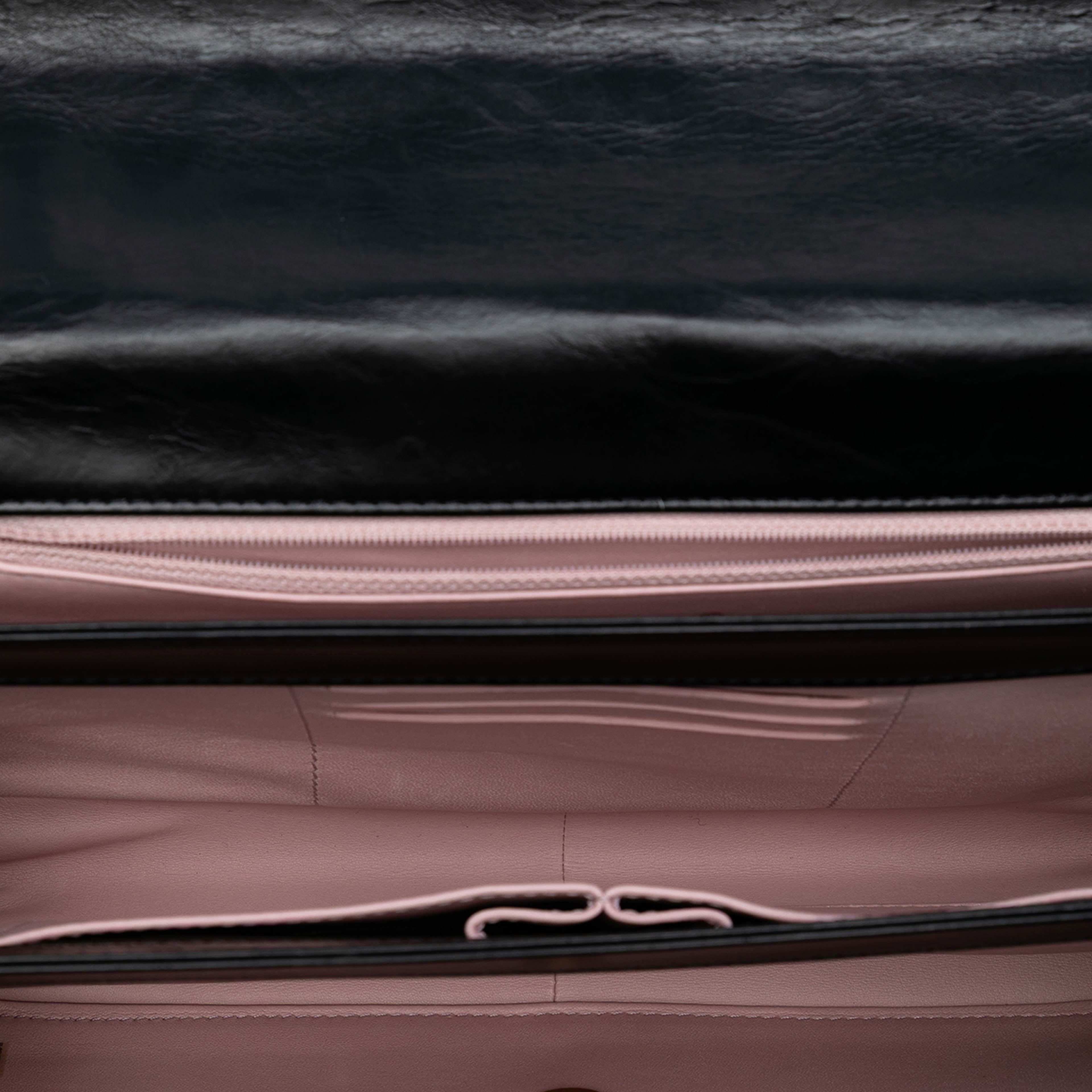 Chanel Paris Cosmopolite Aged Calfskin Straight Lined Flap, från Luxclusif, i färgen black. Klicka för att öppna bilden i stort format