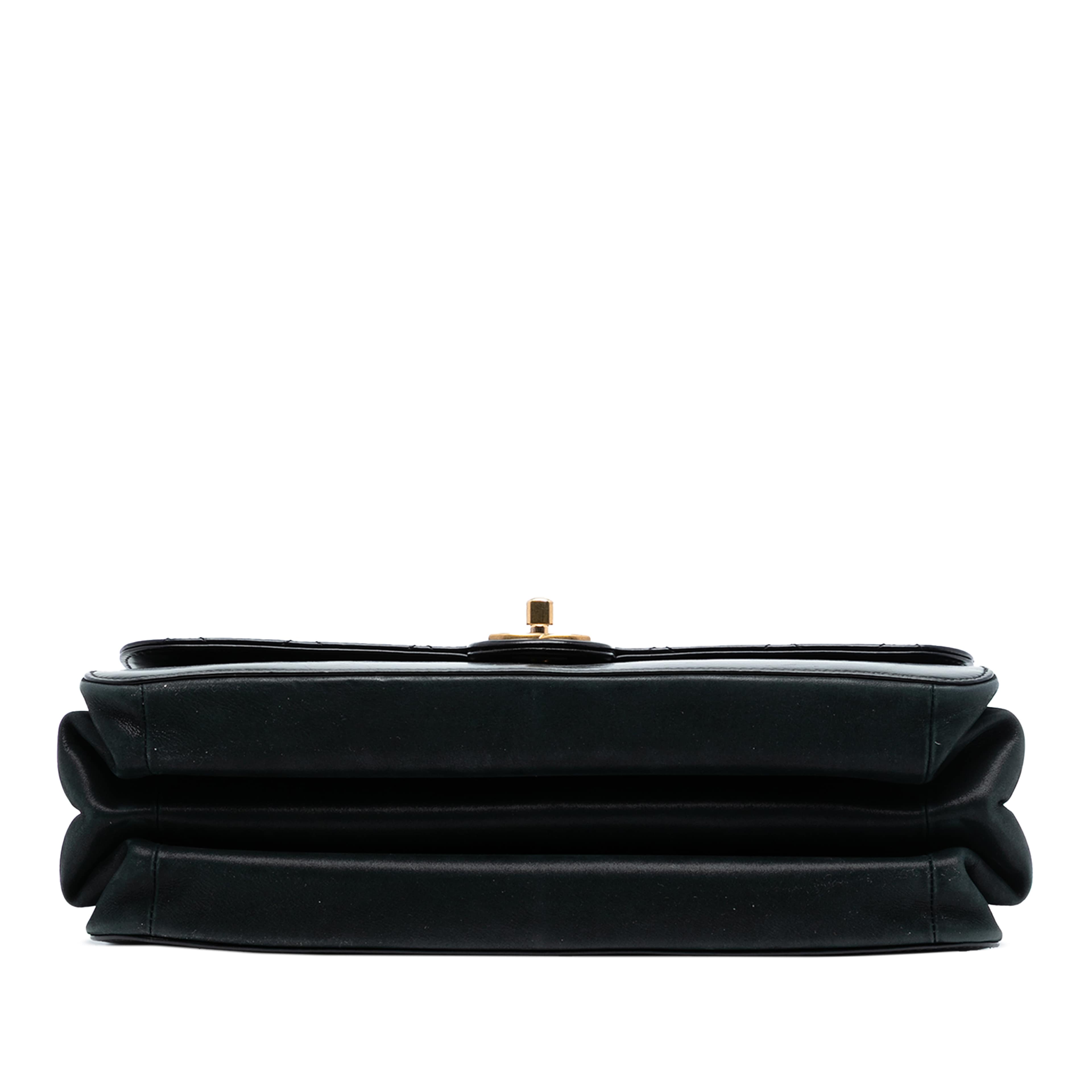 Chanel Paris Cosmopolite Aged Calfskin Straight Lined Flap, från Luxclusif, i färgen black. Klicka för att öppna bilden i stort format