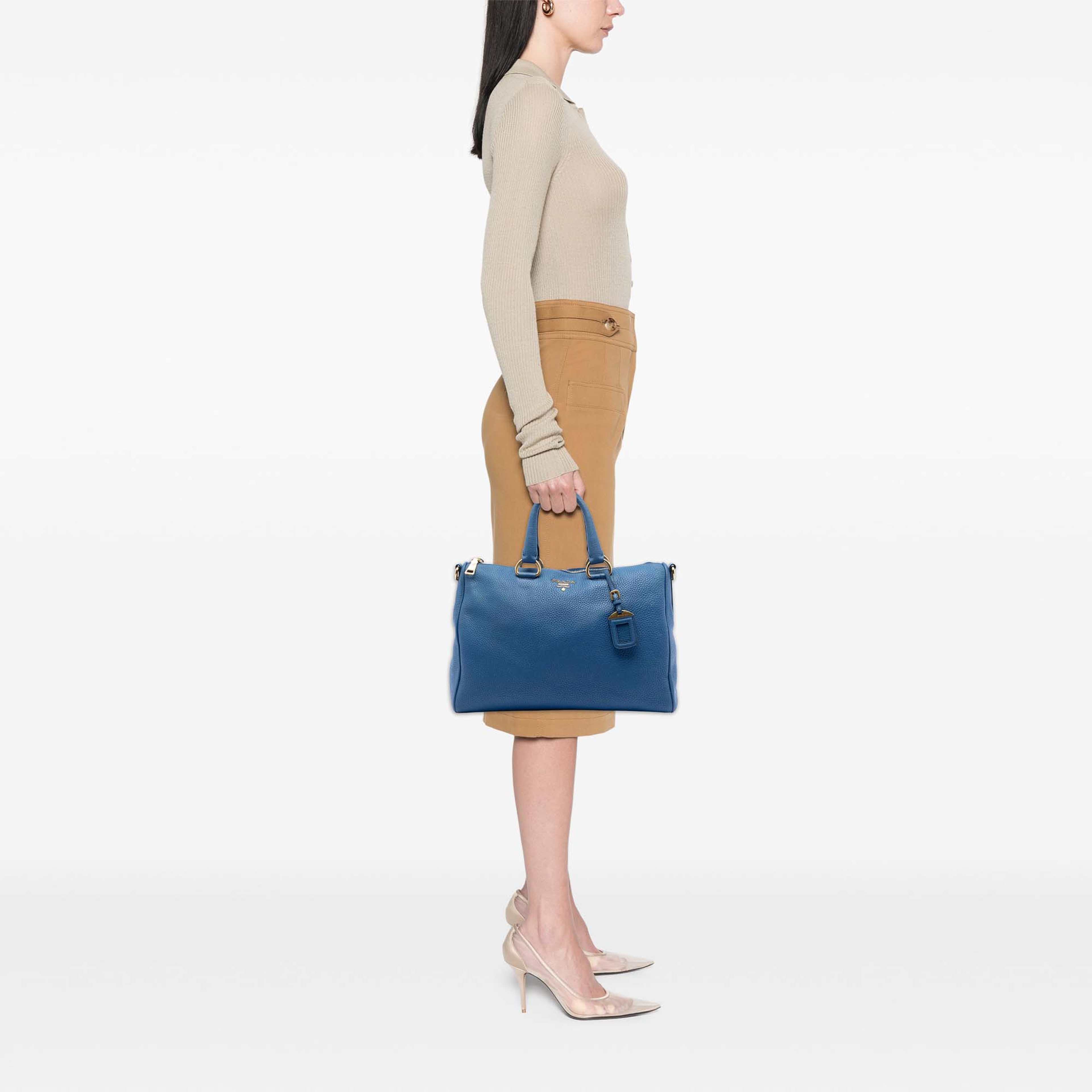 Prada Vitello Daino Zip Top Satchel, från Luxclusif, i färgen blå. Klicka för att öppna bilden i stort format