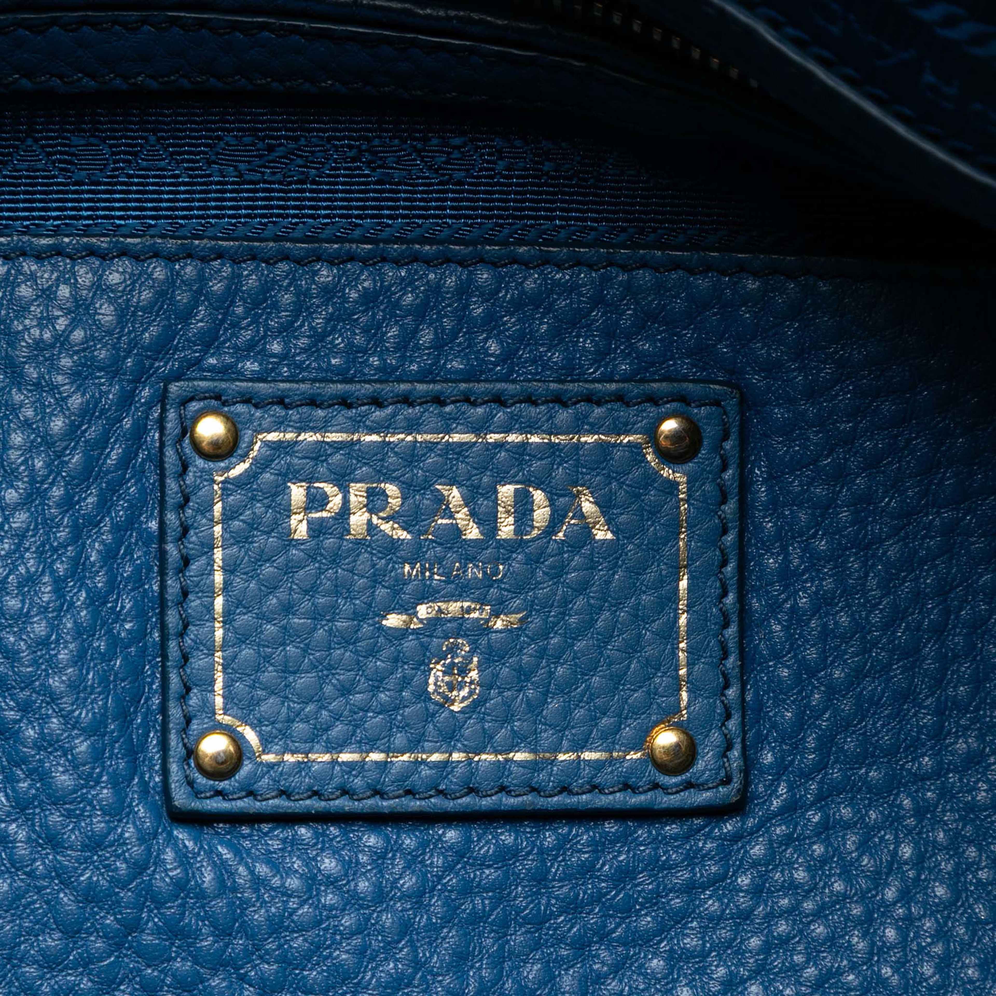 Prada Vitello Daino Zip Top Satchel, från Luxclusif, i färgen blue. Klicka för att öppna bilden i stort format