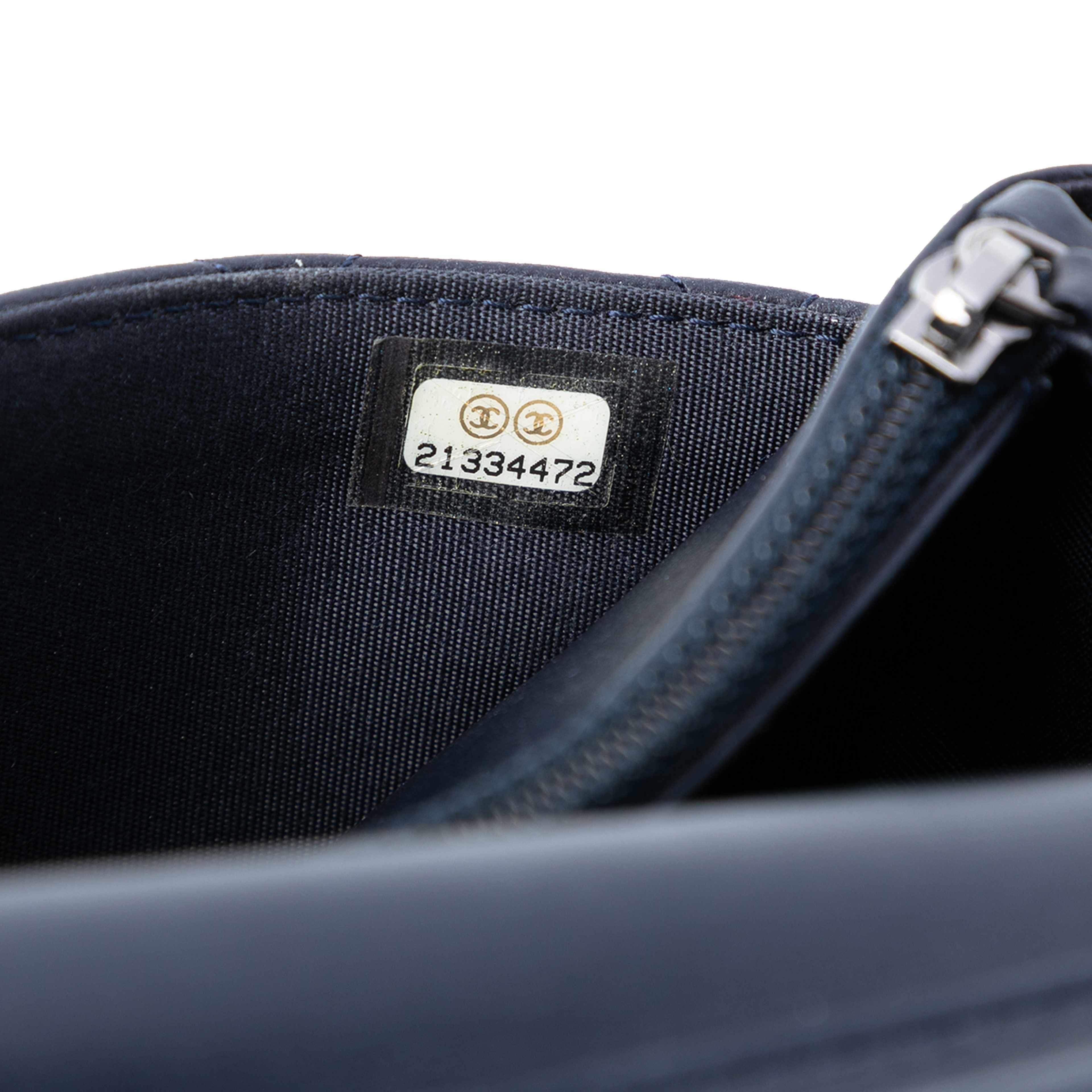 Chanel Quilted Lambskin Boy Wallet On Chain, från Luxclusif, i färgen navy. Klicka för att öppna bilden i stort format