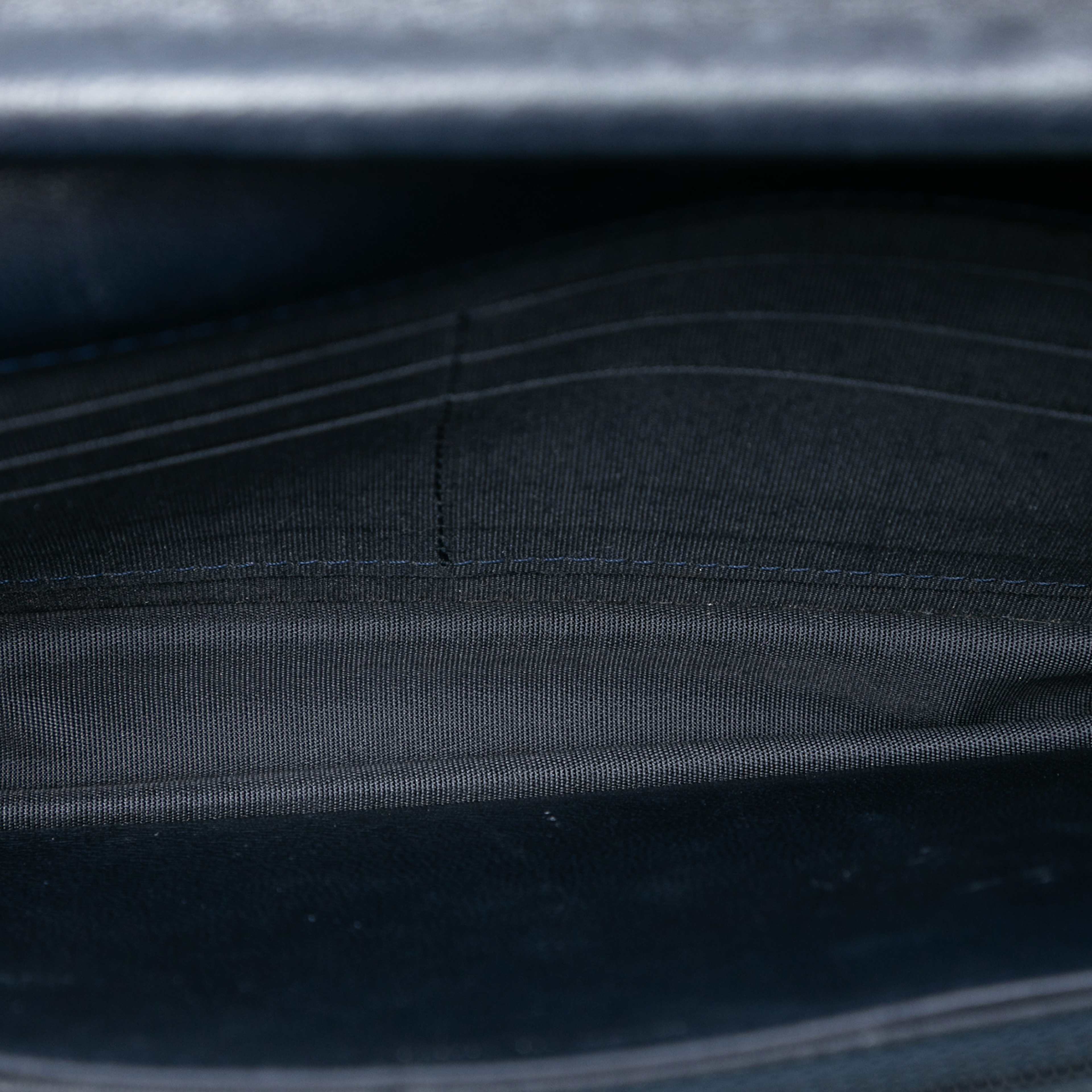 Chanel Quilted Lambskin Boy Wallet On Chain, från Luxclusif, i färgen navy. Klicka för att öppna bilden i stort format